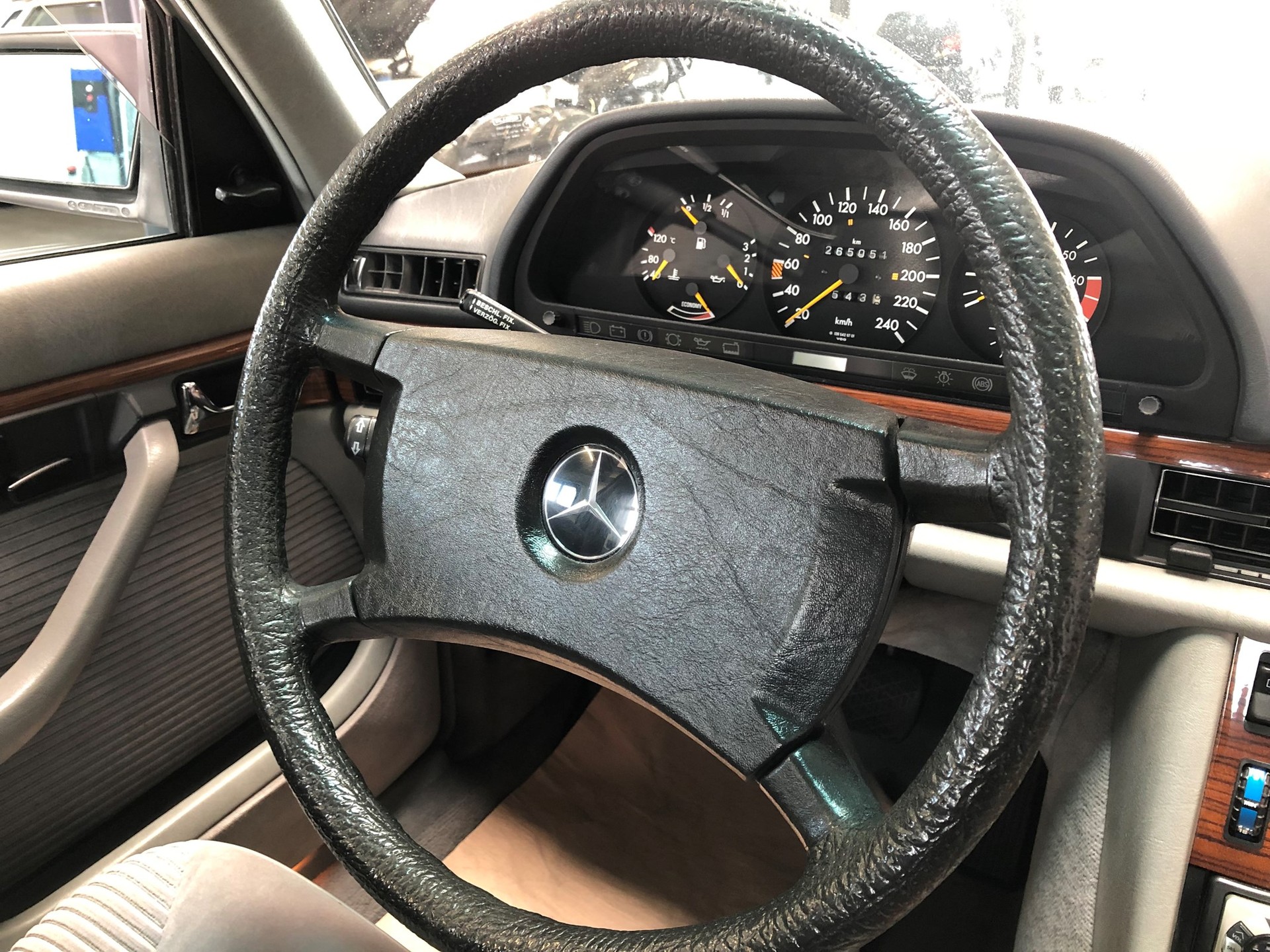 MERCEDES-BENZ 420 SEL-image-16