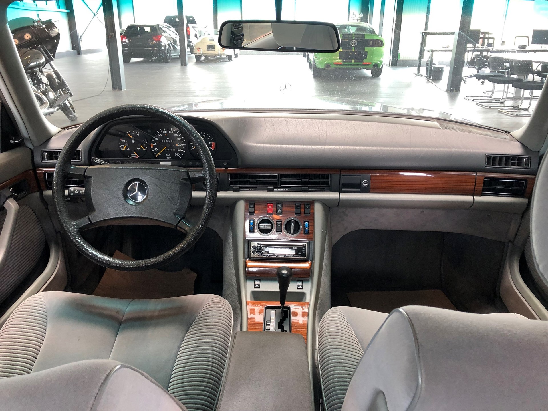 MERCEDES-BENZ 420 SEL-image-28