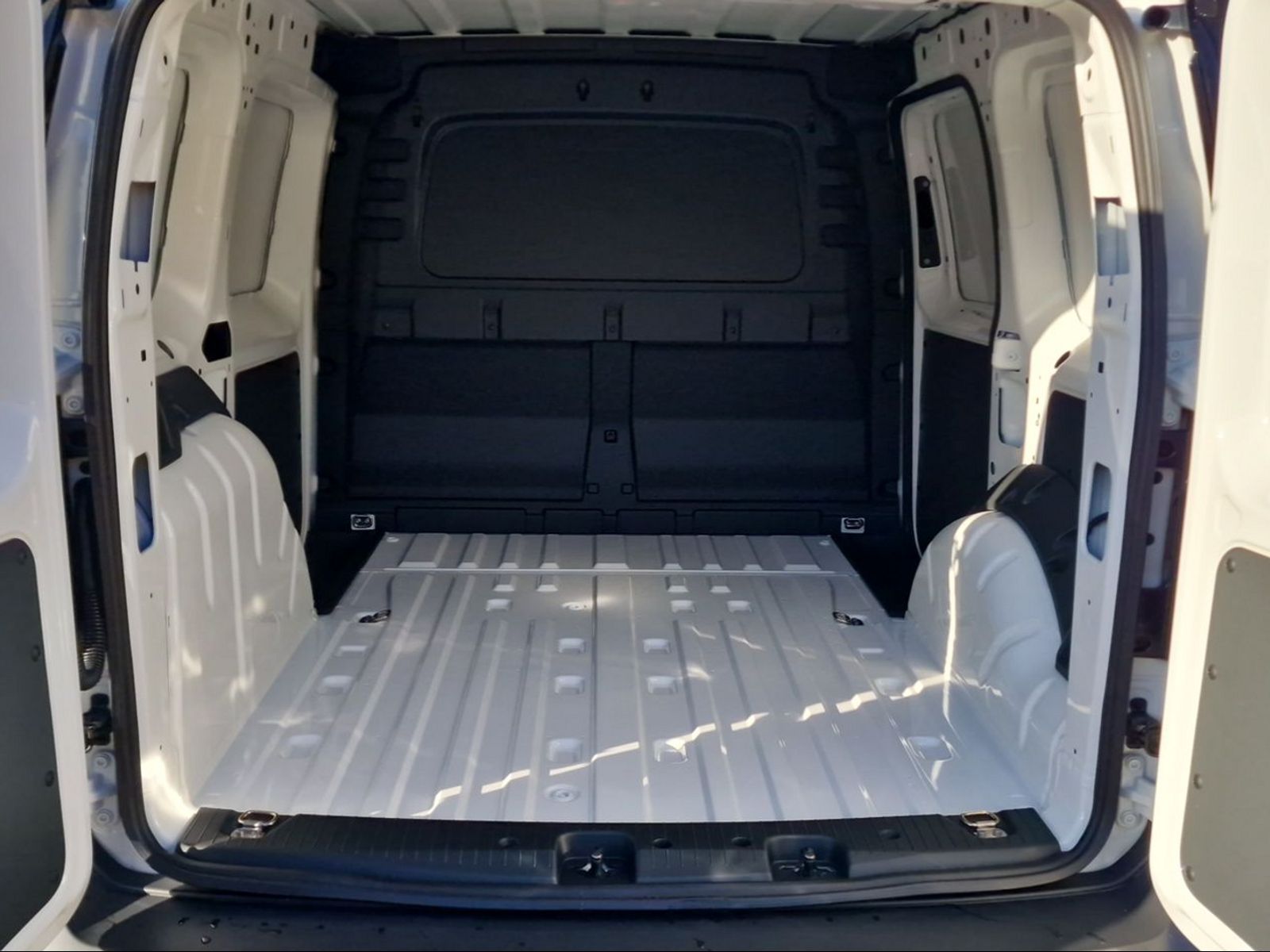 VW Caddy Cargo 2.0TDI 4Motion-image-11