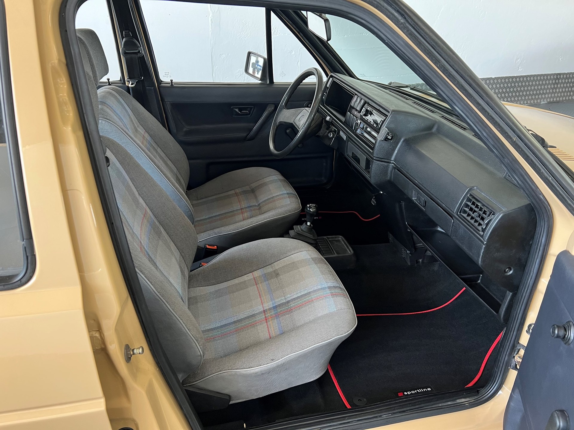 VW Golf 1600 CL-image-19