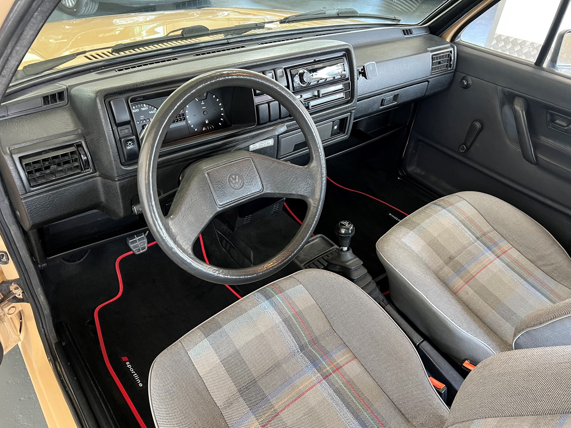 VW Golf 1600 CL-image-15