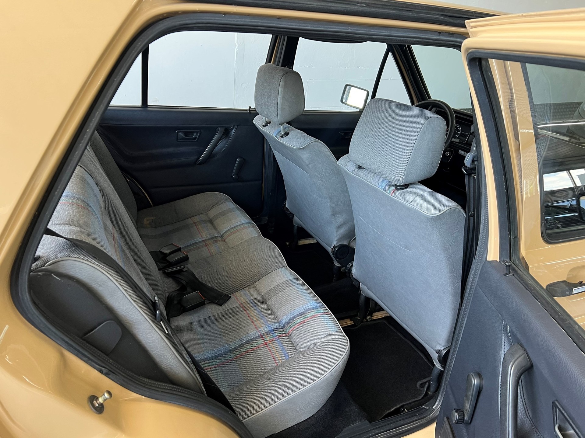 VW Golf 1600 CL-image-21