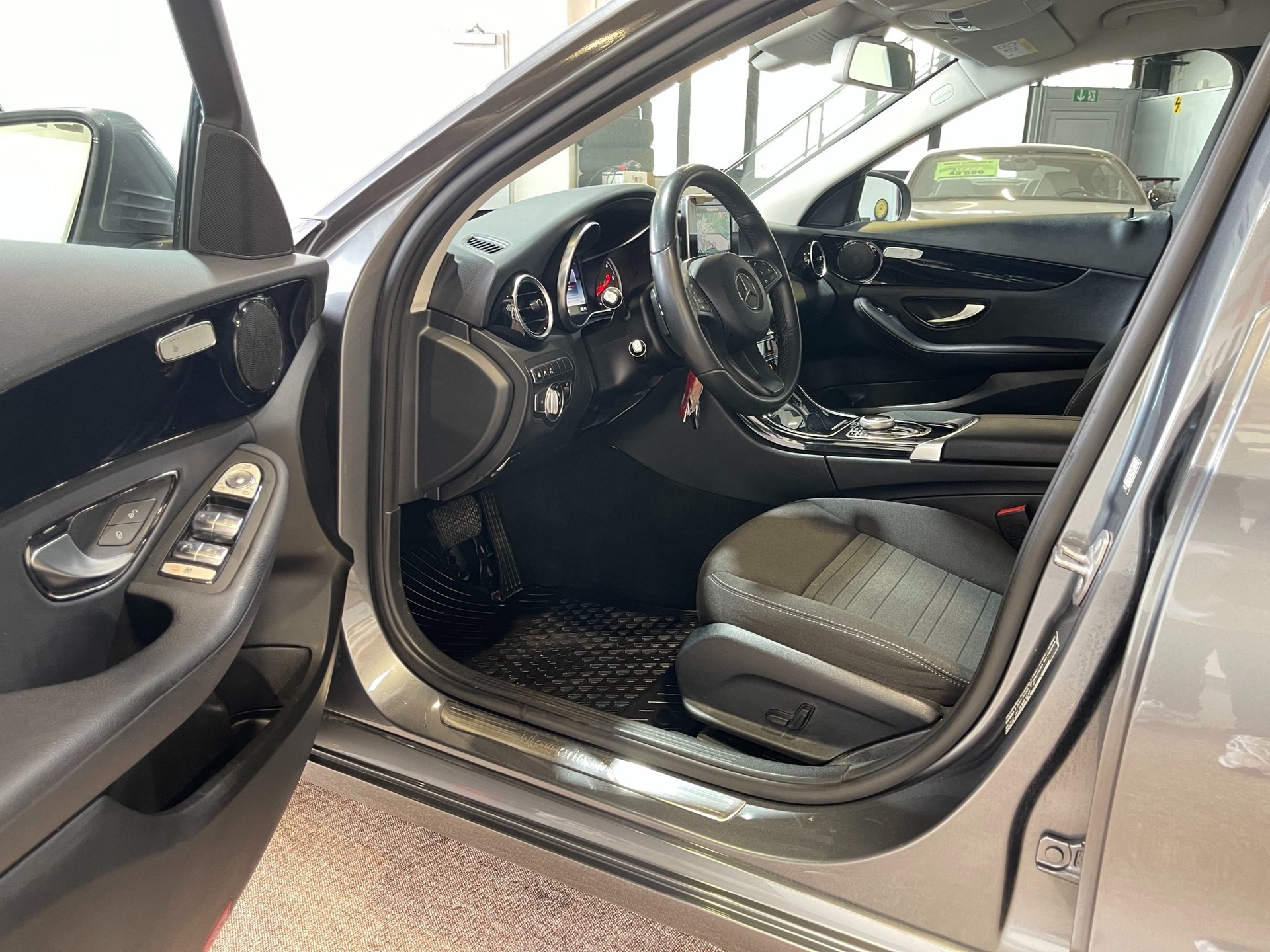 MERCEDES-BENZ C 250 d Avantgarde 4Matic 9G-Tronic-image-8