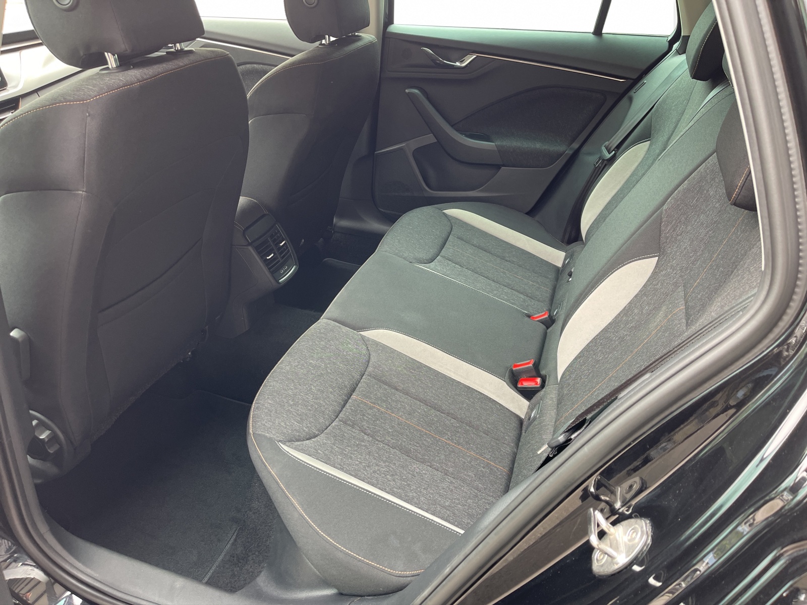 SKODA Kamiq 1.0 TSI Style DSG-image-11