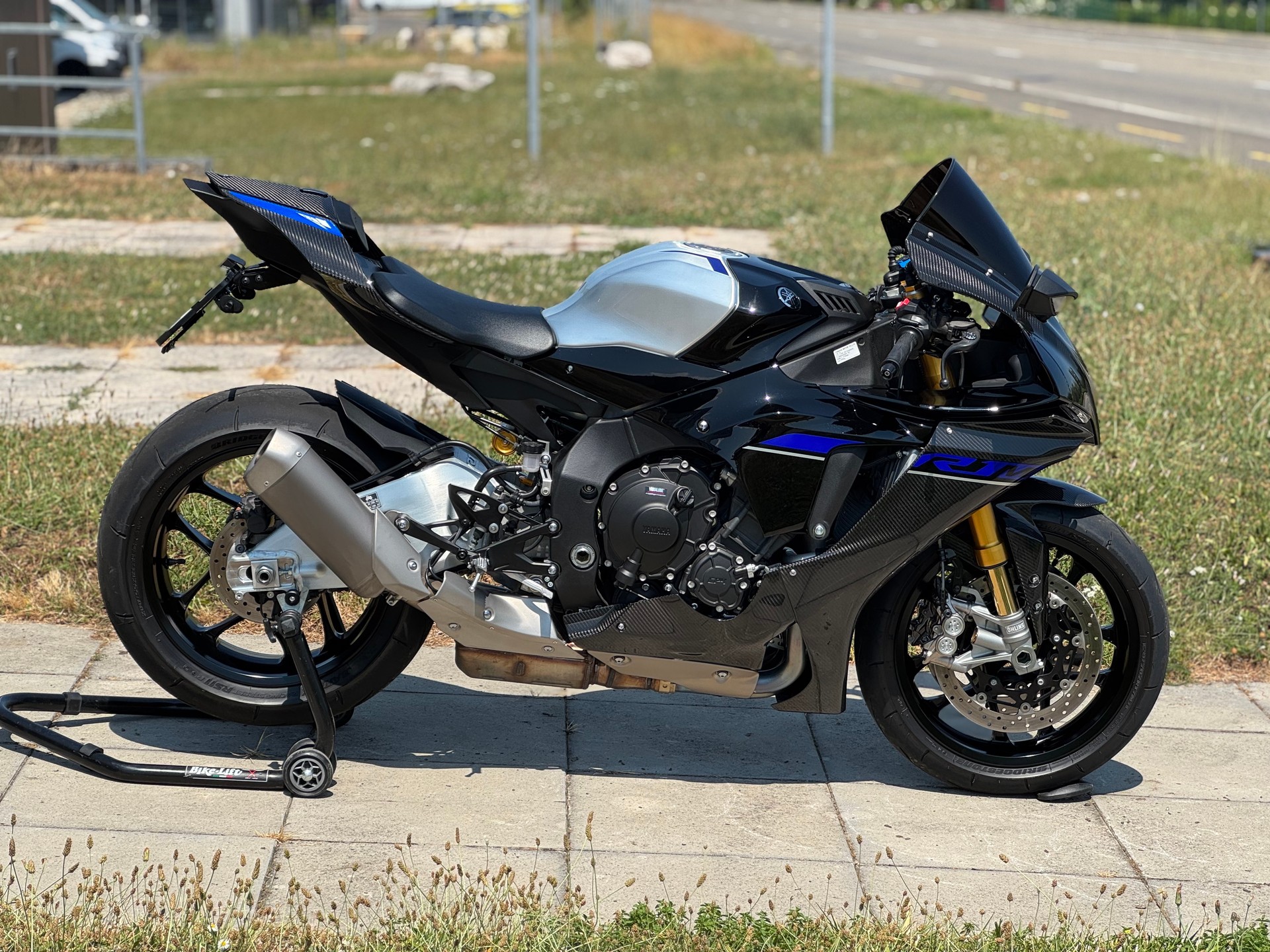 YAMAHA YZF-R1 M ABS-showroom-element-1