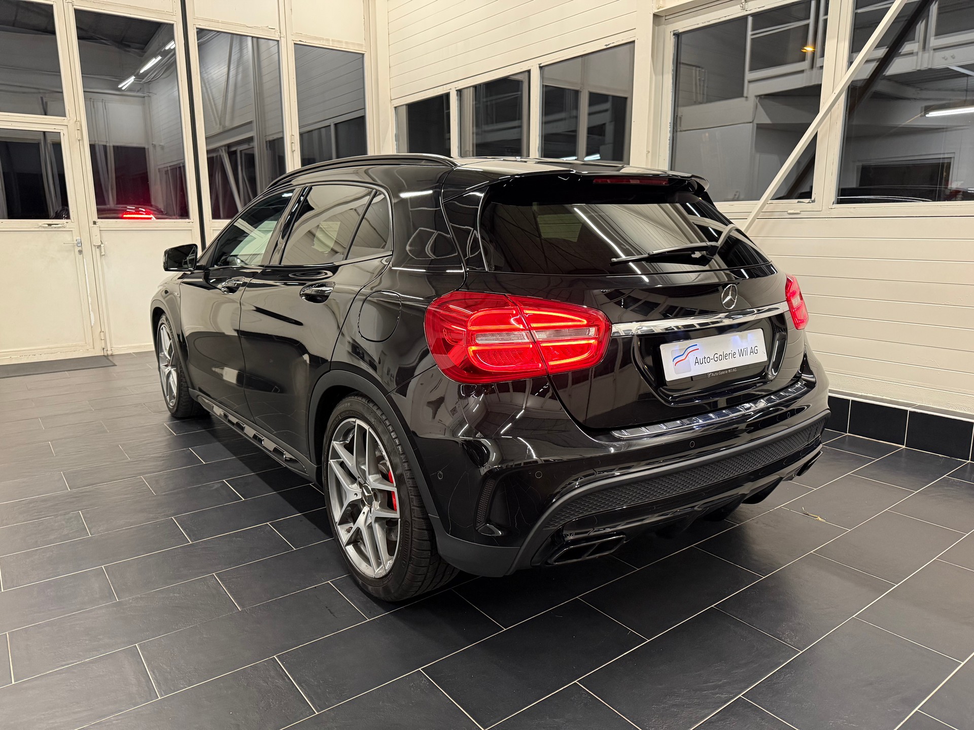 MERCEDES-BENZ GLA 45 AMG 4Matic 7G-DCT-showroom-element-3