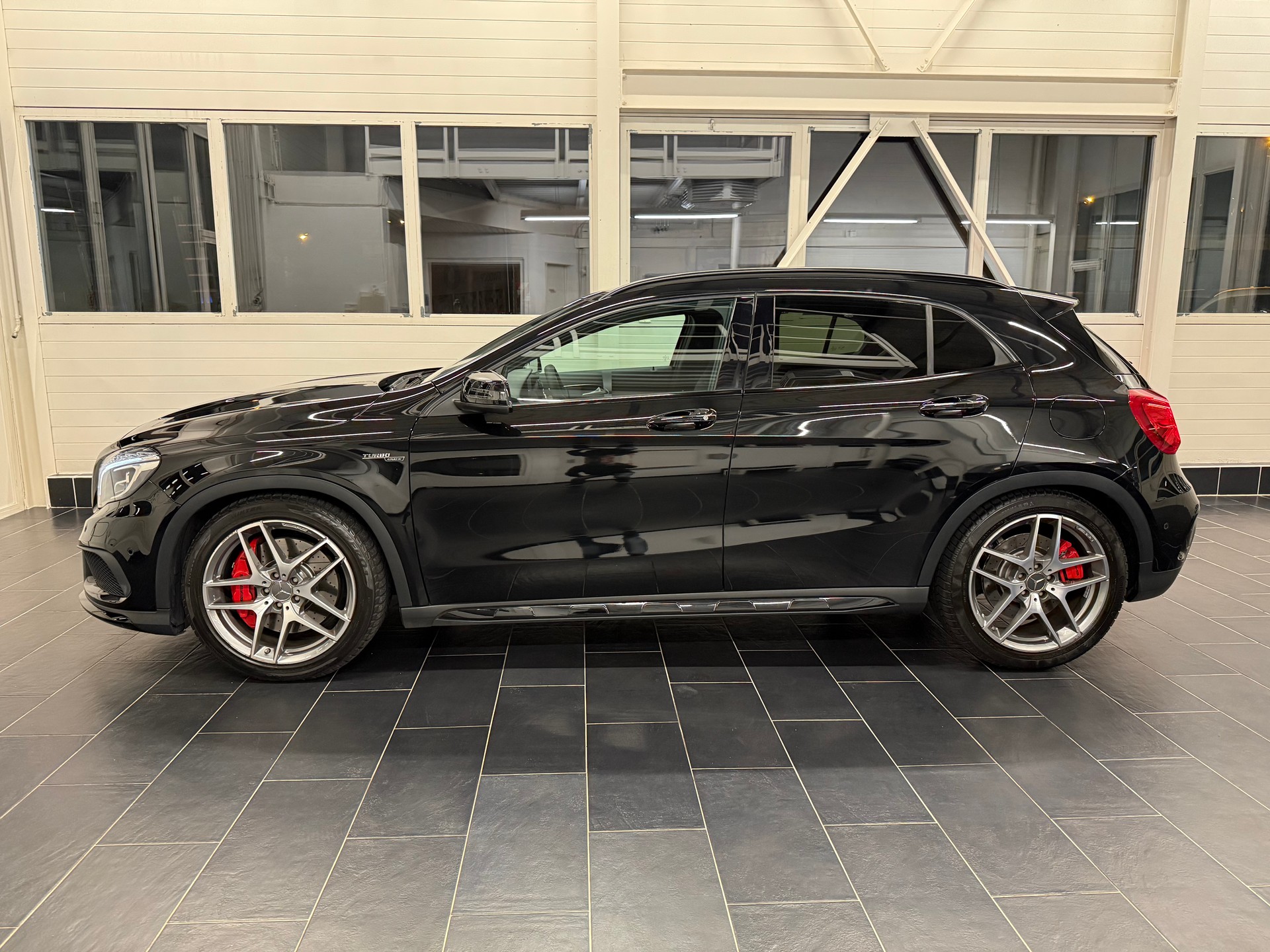 MERCEDES-BENZ GLA 45 AMG 4Matic 7G-DCT-showroom-element-2