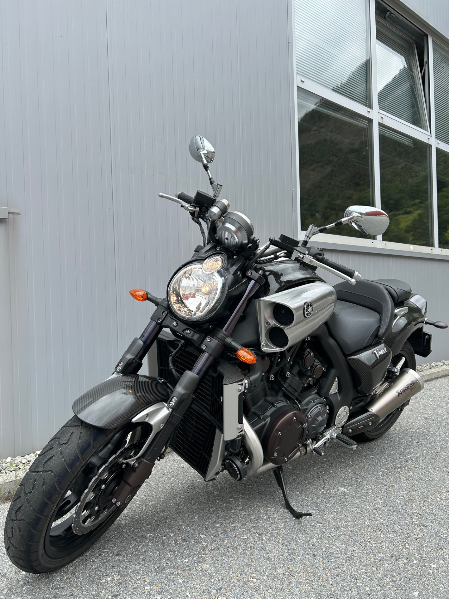 YAMAHA V-MAX 1700 Carbon-showroom-element-2