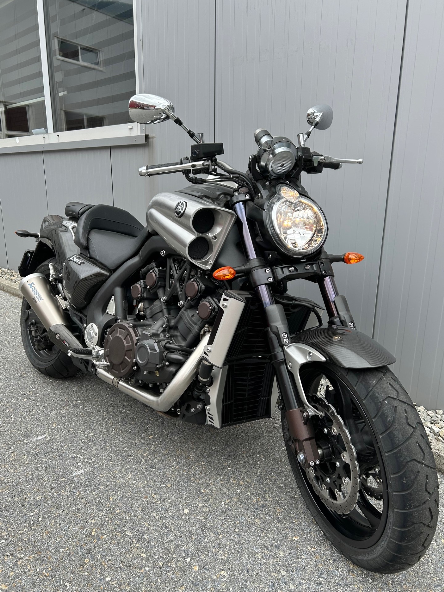 YAMAHA V-MAX 1700 Carbon-showroom-element-3