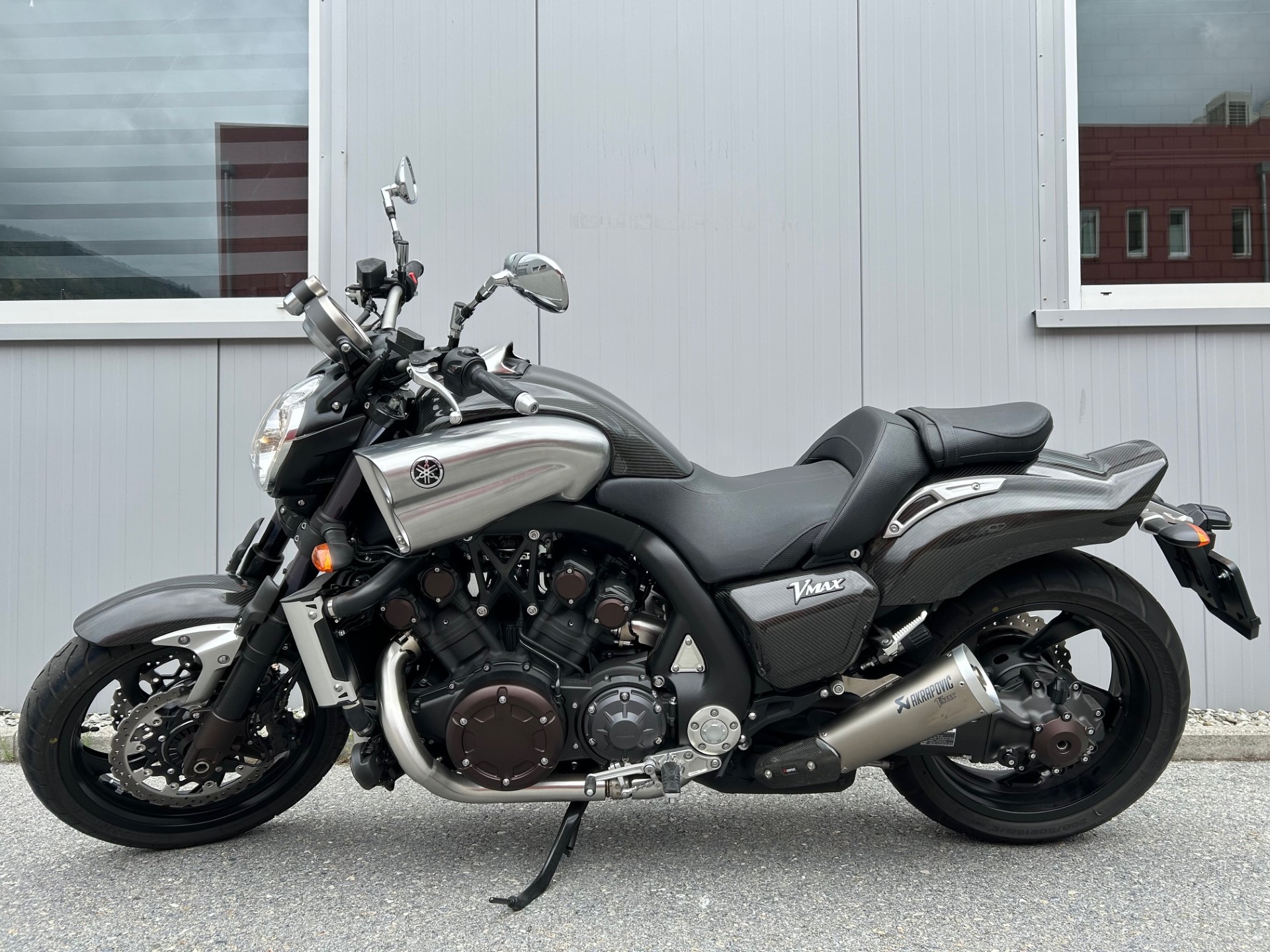 YAMAHA V-MAX 1700 Carbon-showroom-element-1
