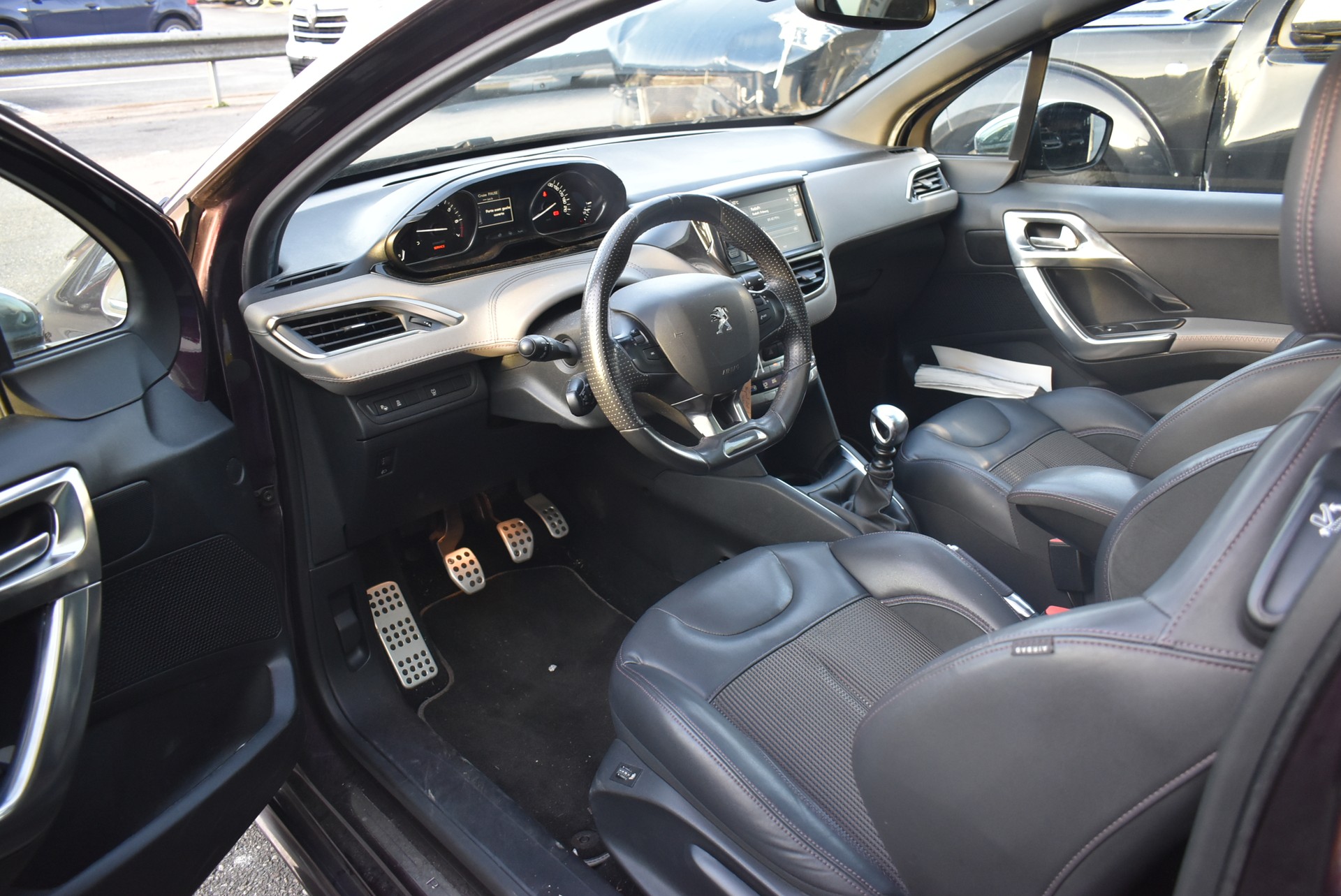 PEUGEOT 208 1.6 Turbo Allure-image-1