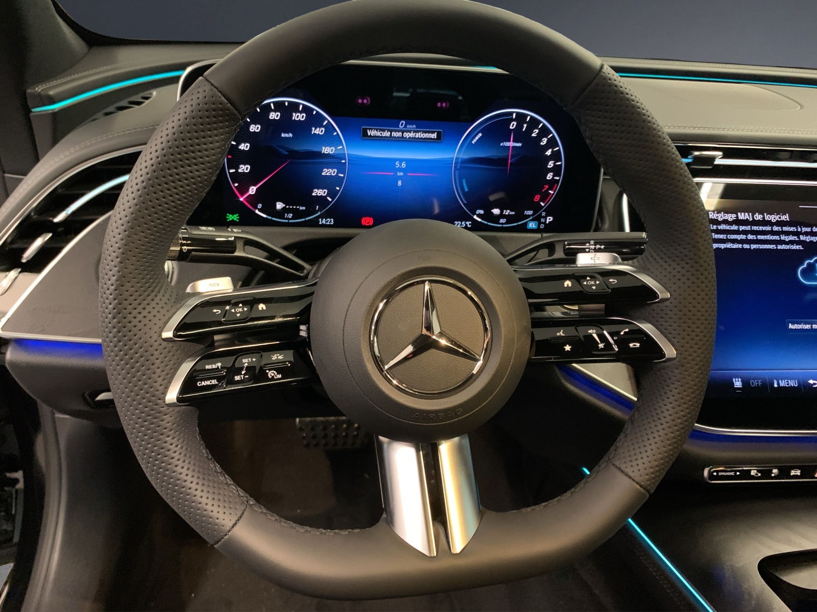 MERCEDES-BENZ E 300e 4MATIC EQ Hybrid-image-9