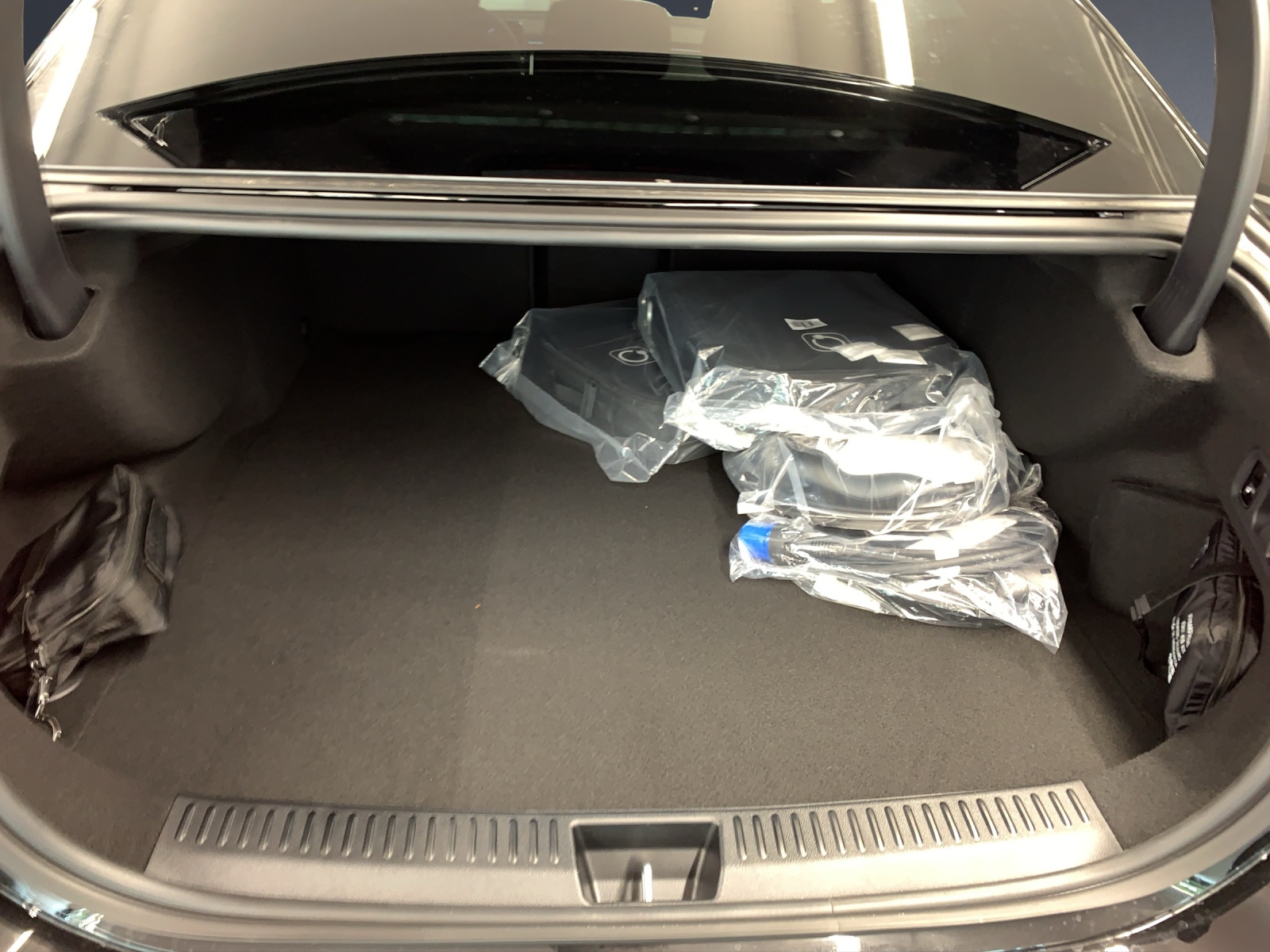 MERCEDES-BENZ E 300e 4MATIC EQ Hybrid-image-11
