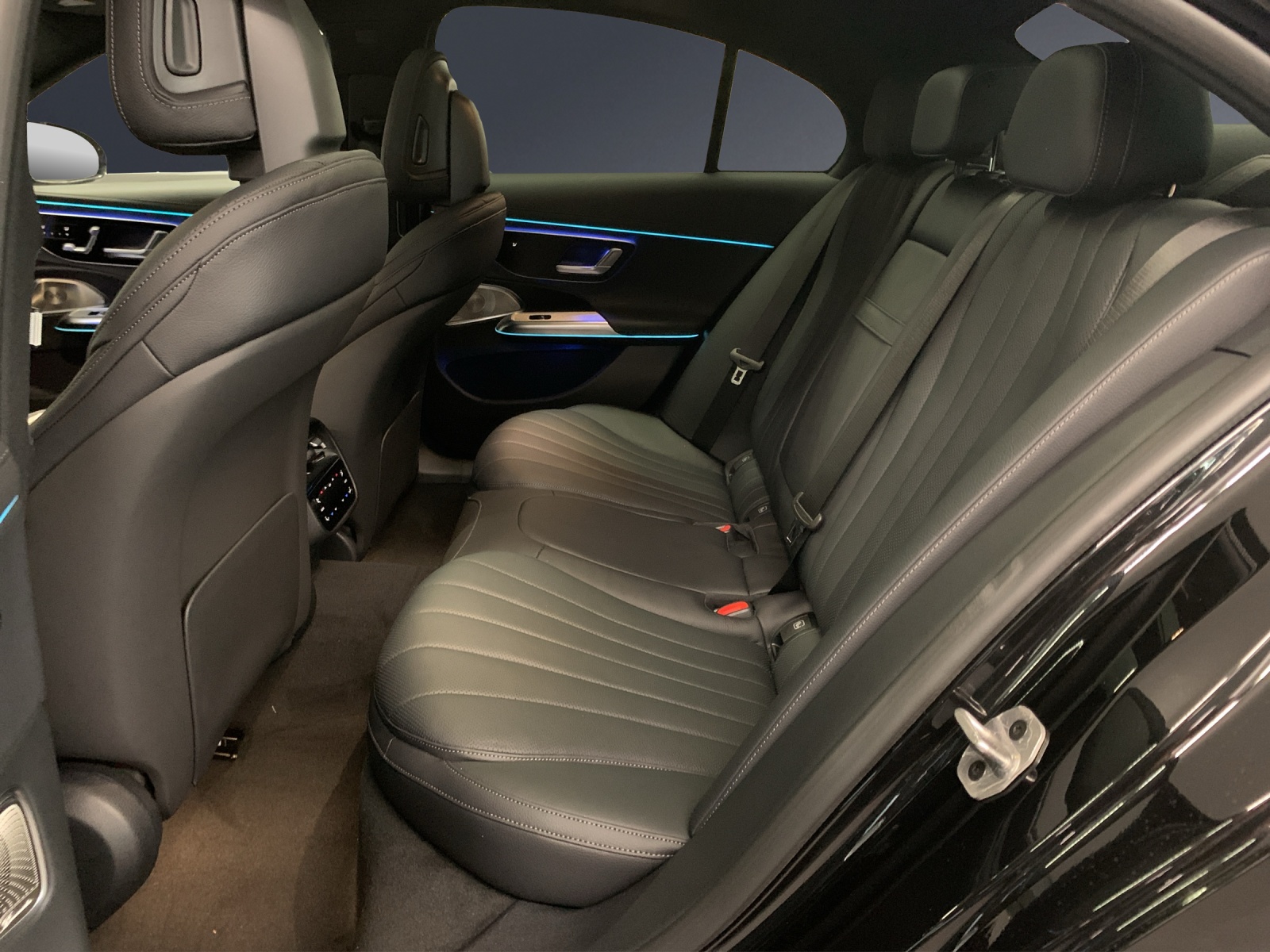 MERCEDES-BENZ E 300e 4MATIC EQ Hybrid-image-10