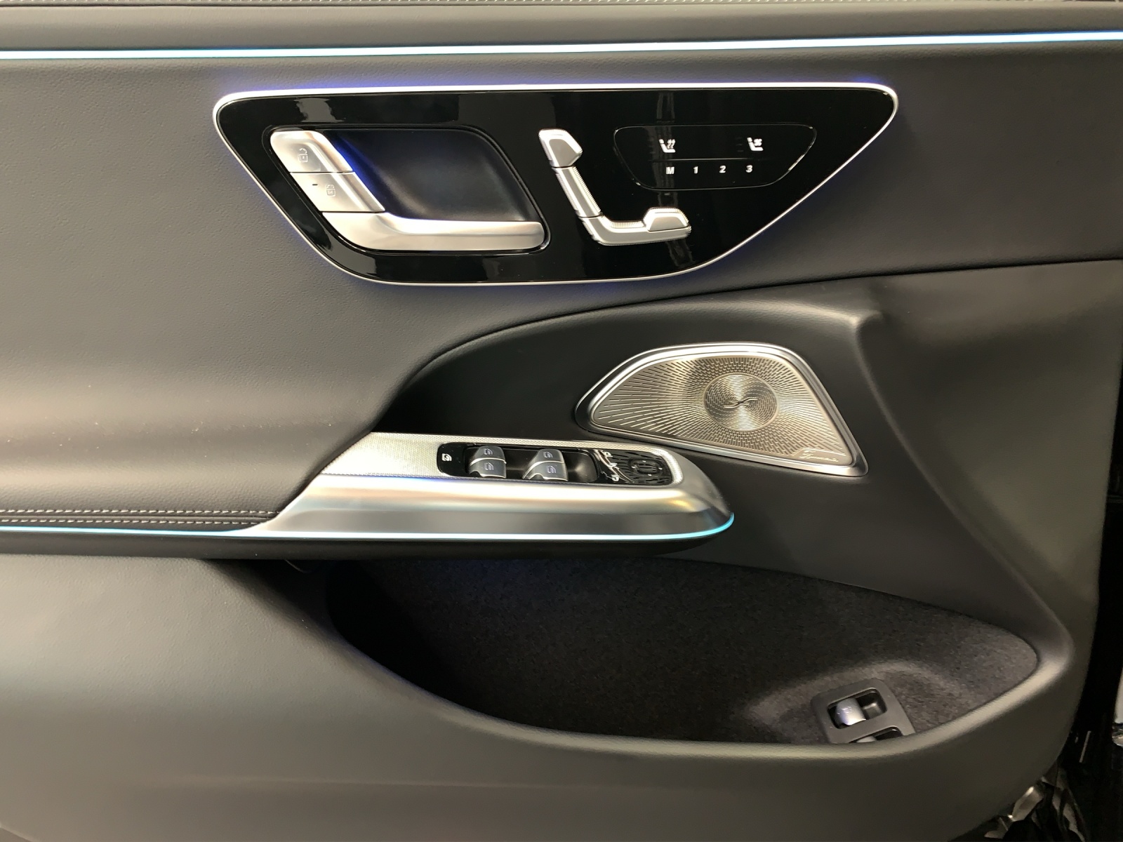 MERCEDES-BENZ E 300e 4MATIC EQ Hybrid-image-5