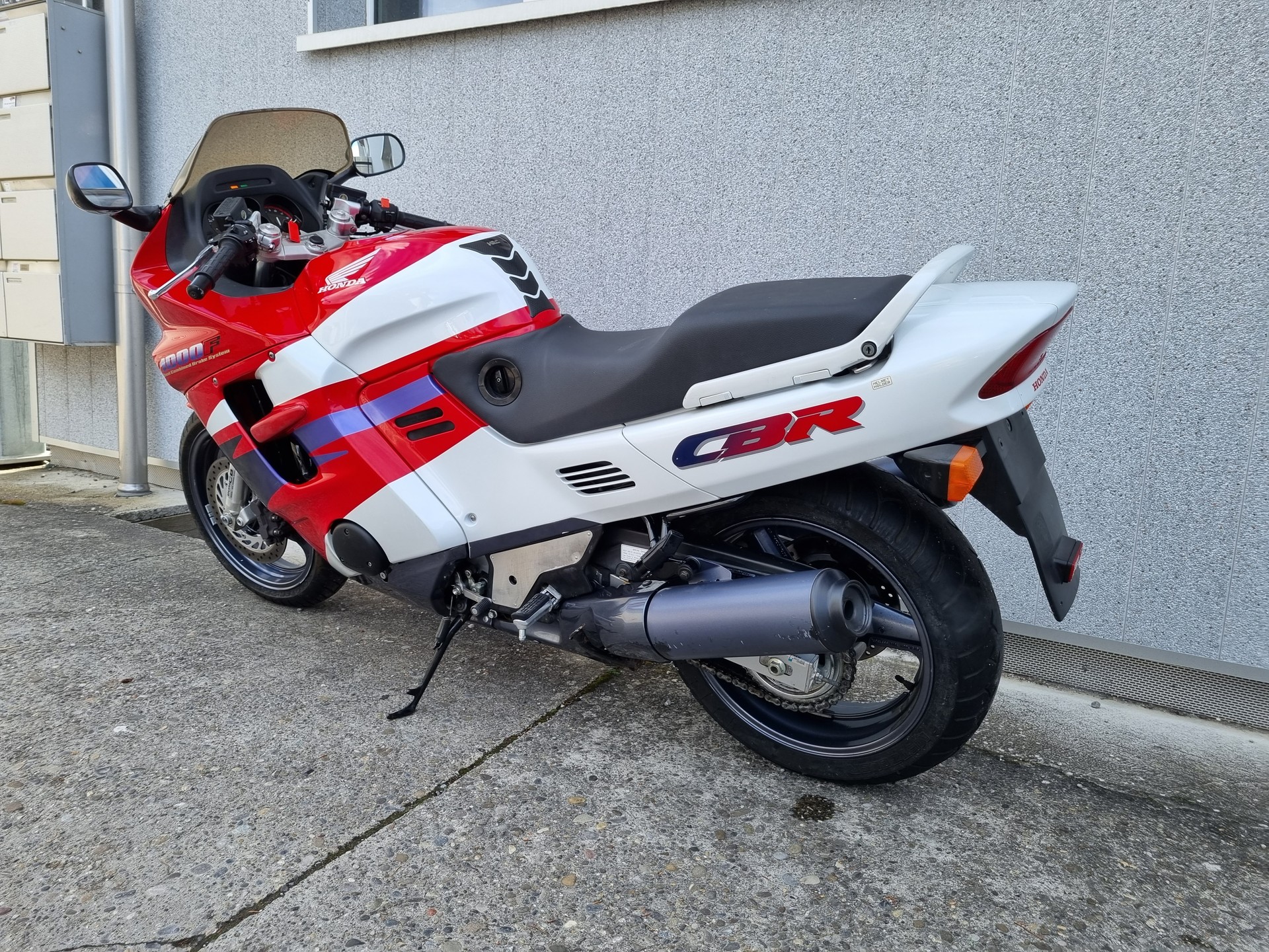 HONDA CBR 1000 F Dual-CBS-showroom-element-2