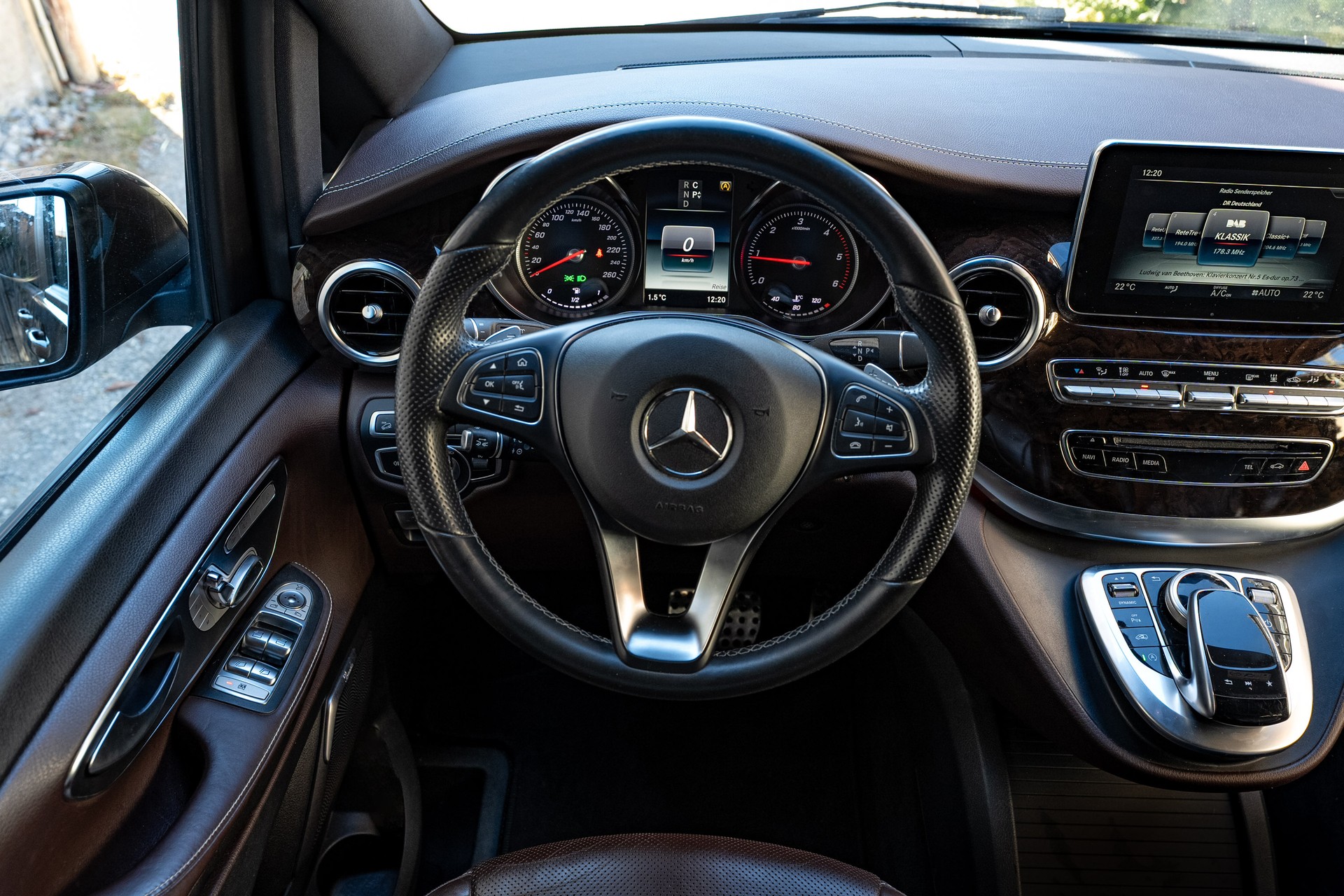 MERCEDES-BENZ V 250 d Swiss Edition extralang 4M 7G-Tronic-image-12