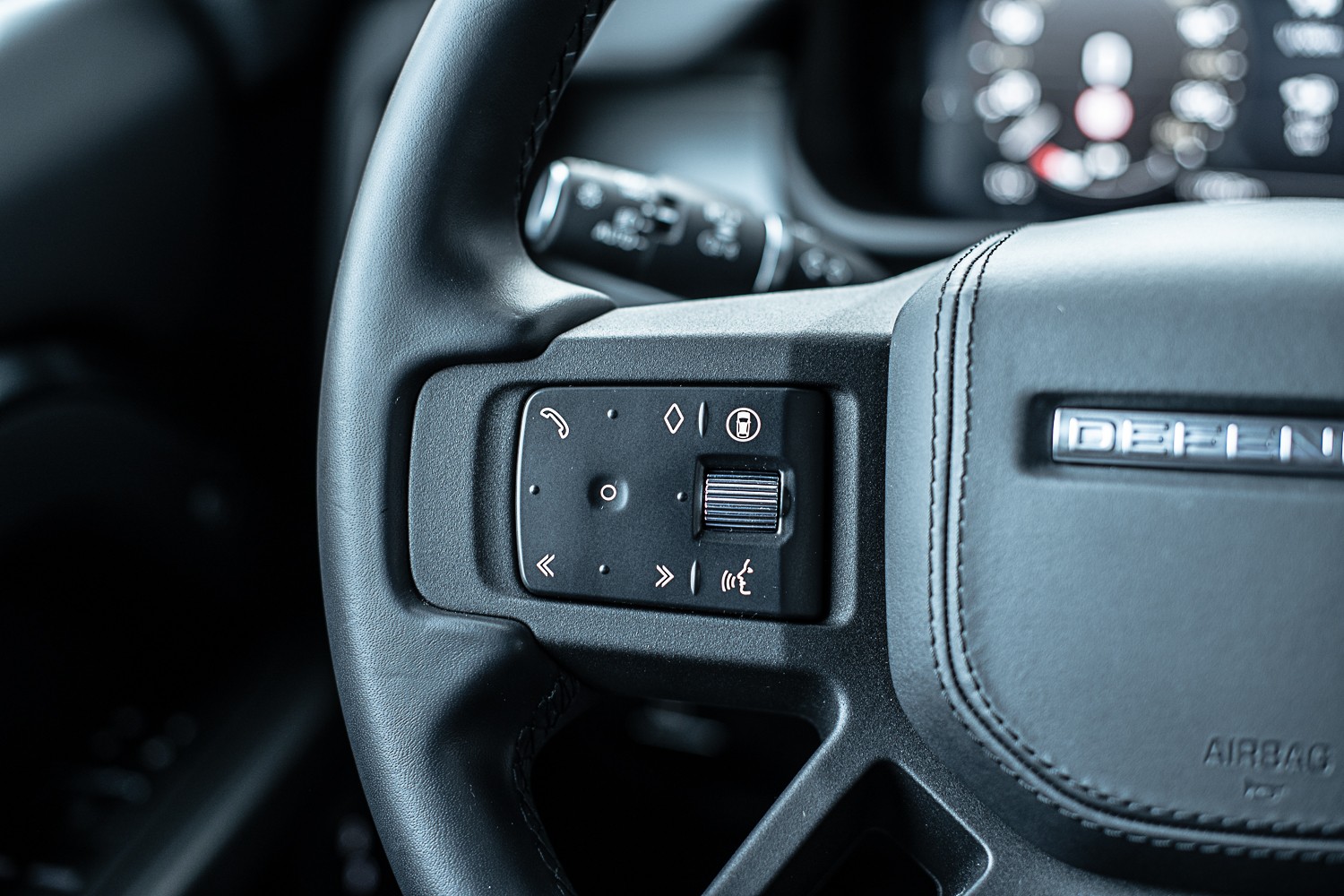LAND ROVER Defender 130 300 X D HSE-image-18
