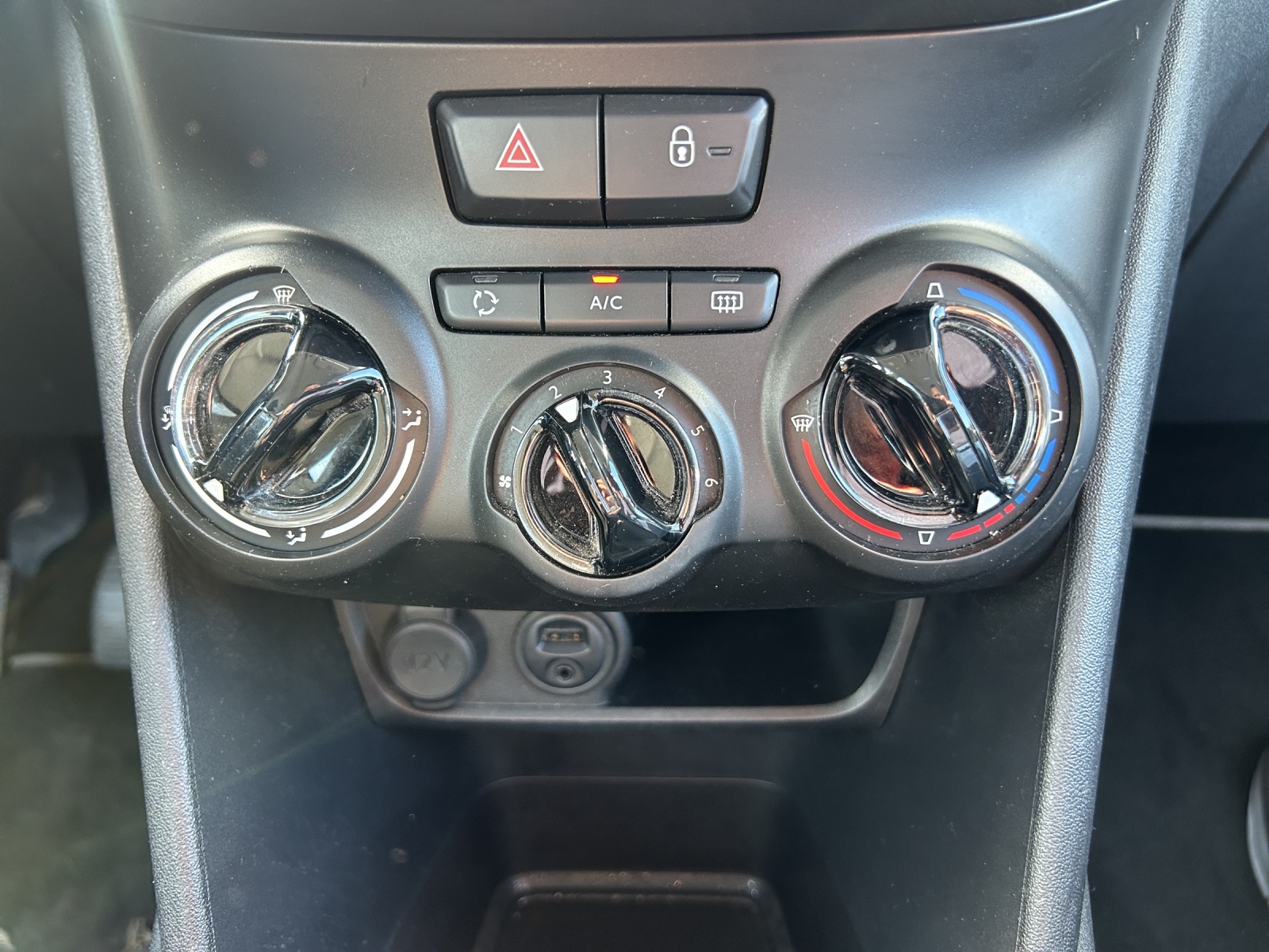 PEUGEOT 208 1.4 VTI Active-image-12