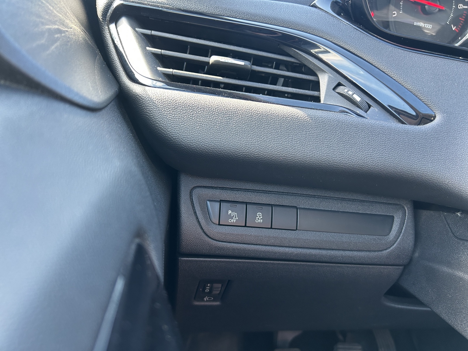 PEUGEOT 208 1.4 VTI Active-image-14
