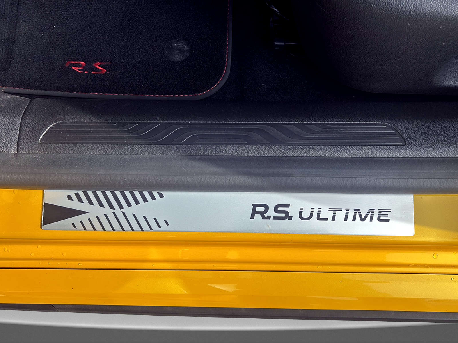 RENAULT Mégane R.S. Ultime 300 EDC-image-16