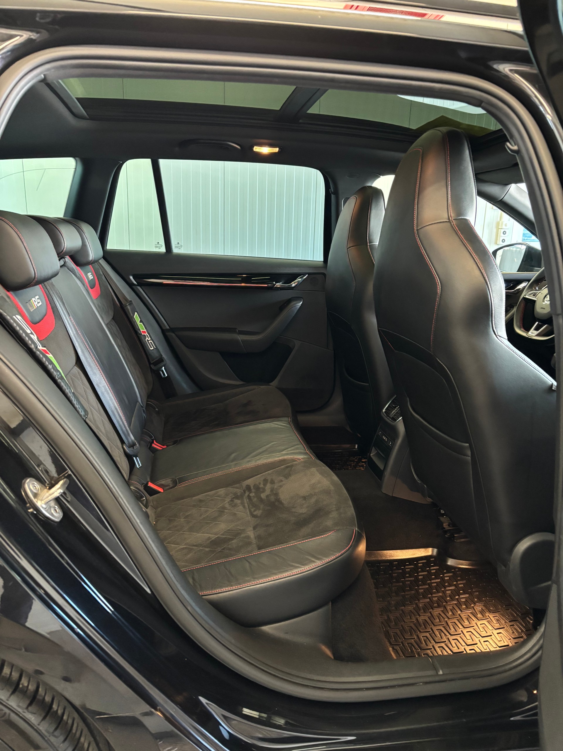 SKODA Octavia Combi 2.0 TSI RS 245 DSG-image-12