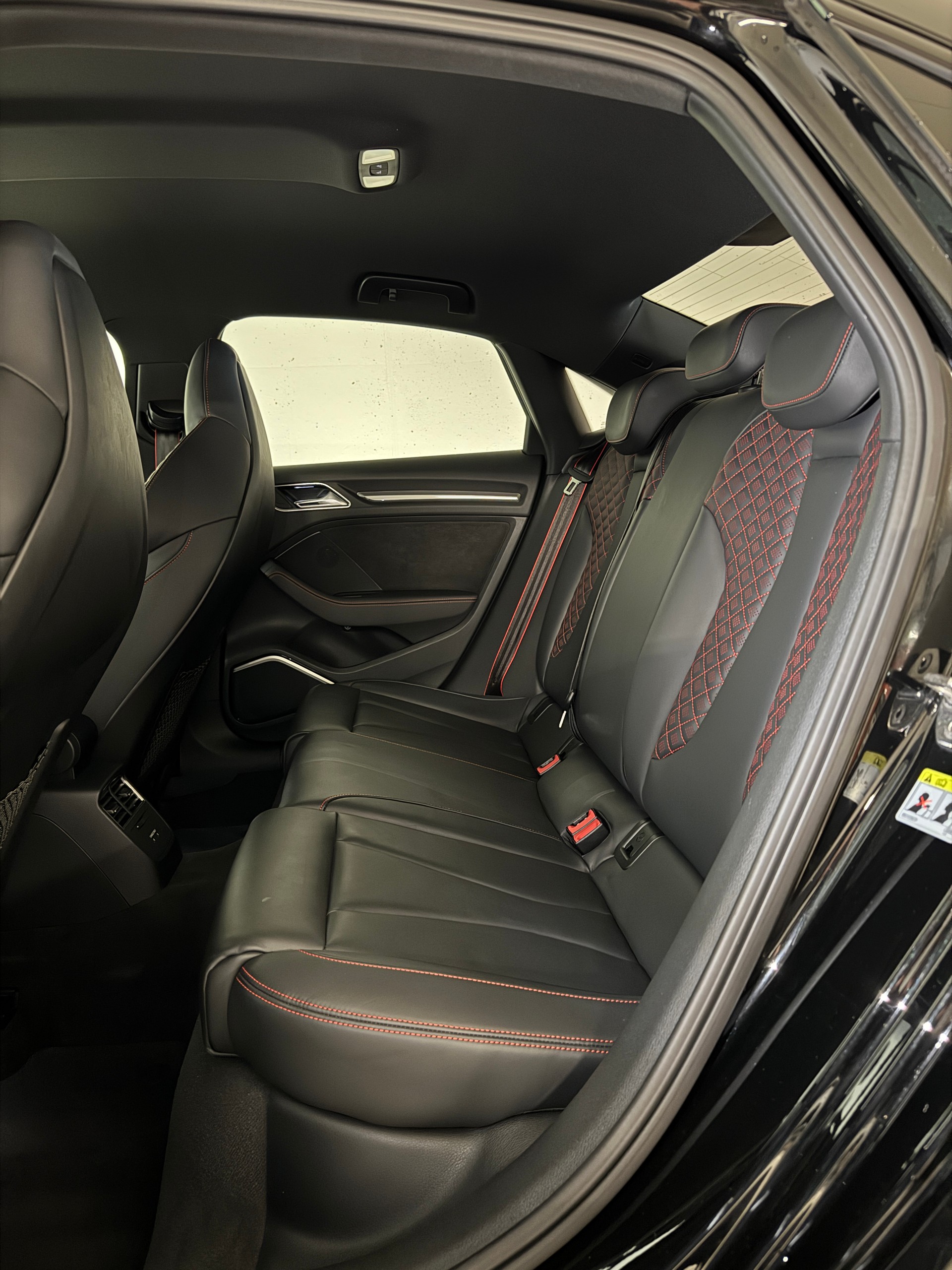 AUDI RS3 Limousine 2.5 TSI quattro S-tronic *Erste Hand*-image-10