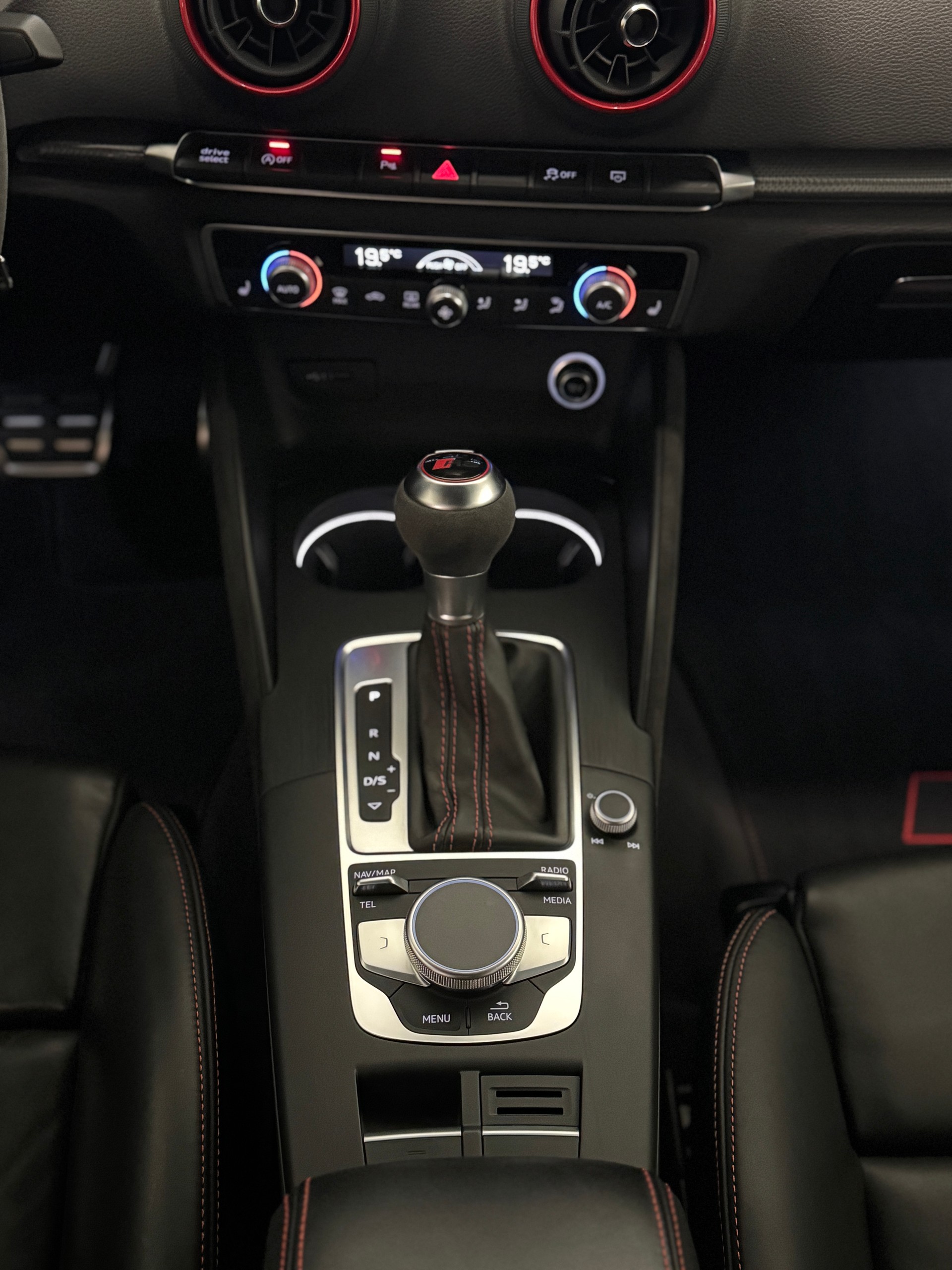 AUDI RS3 Limousine 2.5 TSI quattro S-tronic *Erste Hand*-image-14