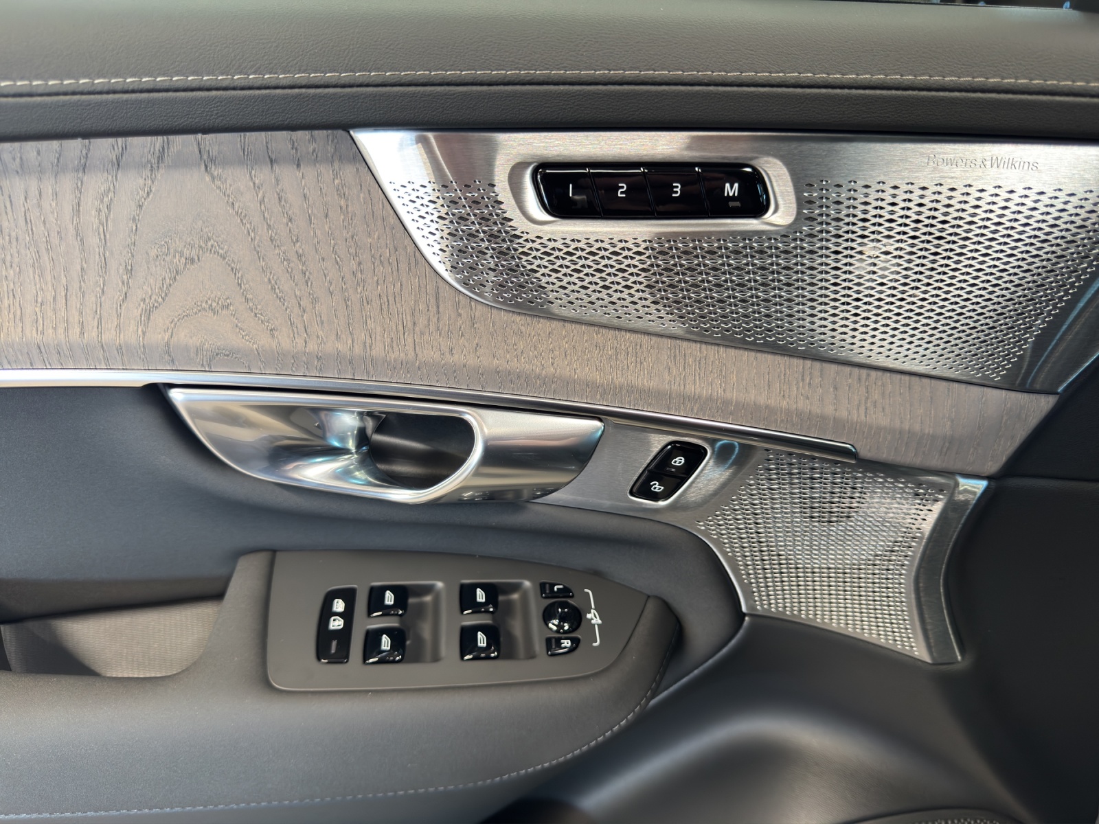 VOLVO XC90 2.0 T8 TE XCLUSIVE Edition Dark eAWD-image-13