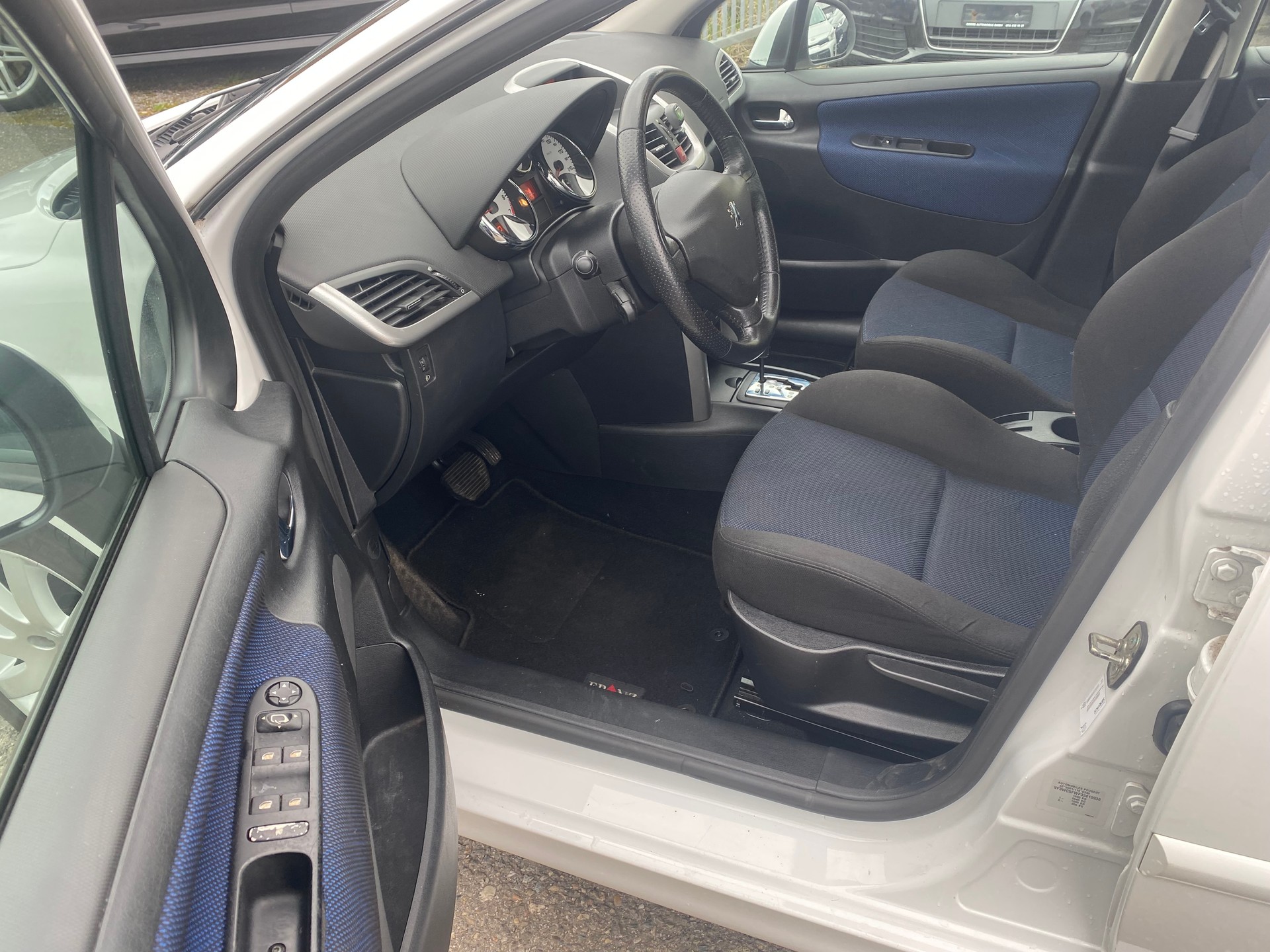 PEUGEOT 207 1.6 16V XT Premium Automatic-image-7