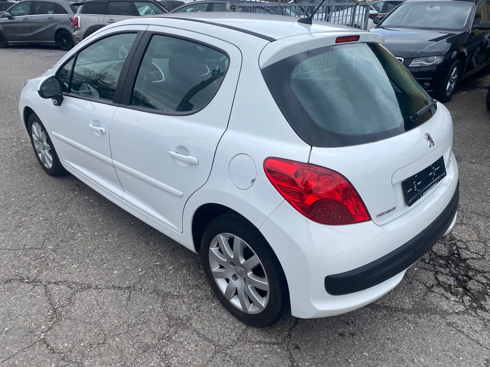 PEUGEOT 207 1.6 16V XT Premium Automatic-image-3