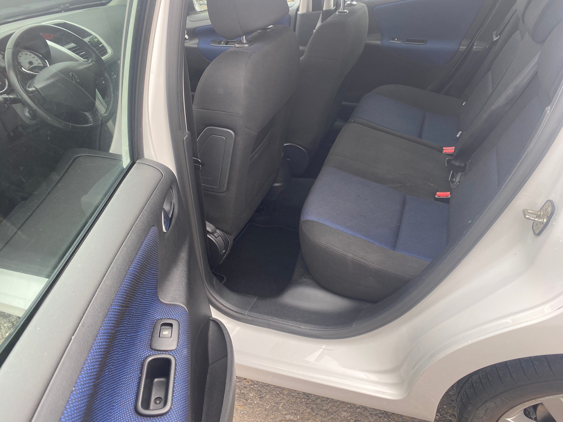 PEUGEOT 207 1.6 16V XT Premium Automatic-image-8