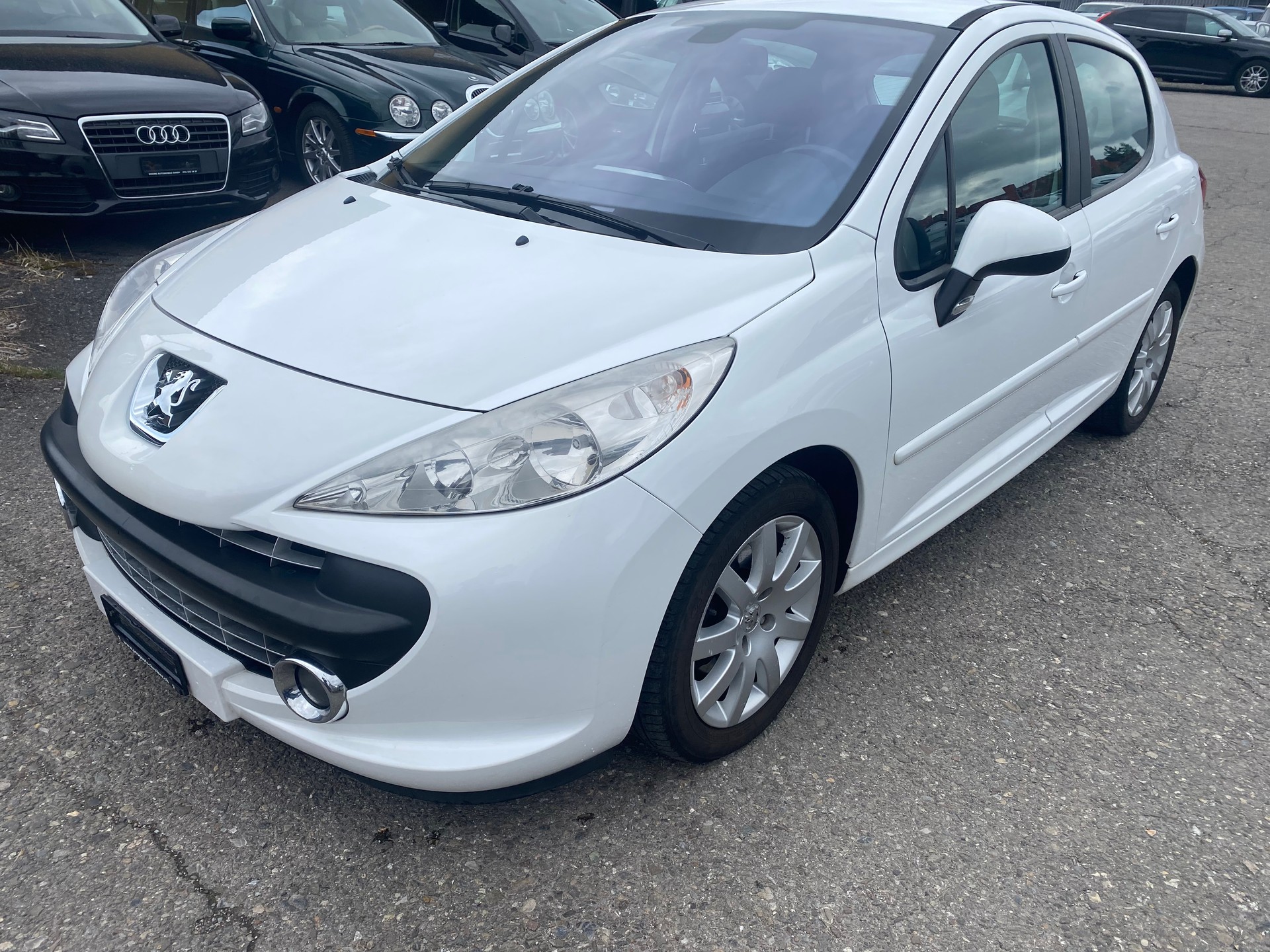 PEUGEOT 207 1.6 16V XT Premium Automatic-image-1