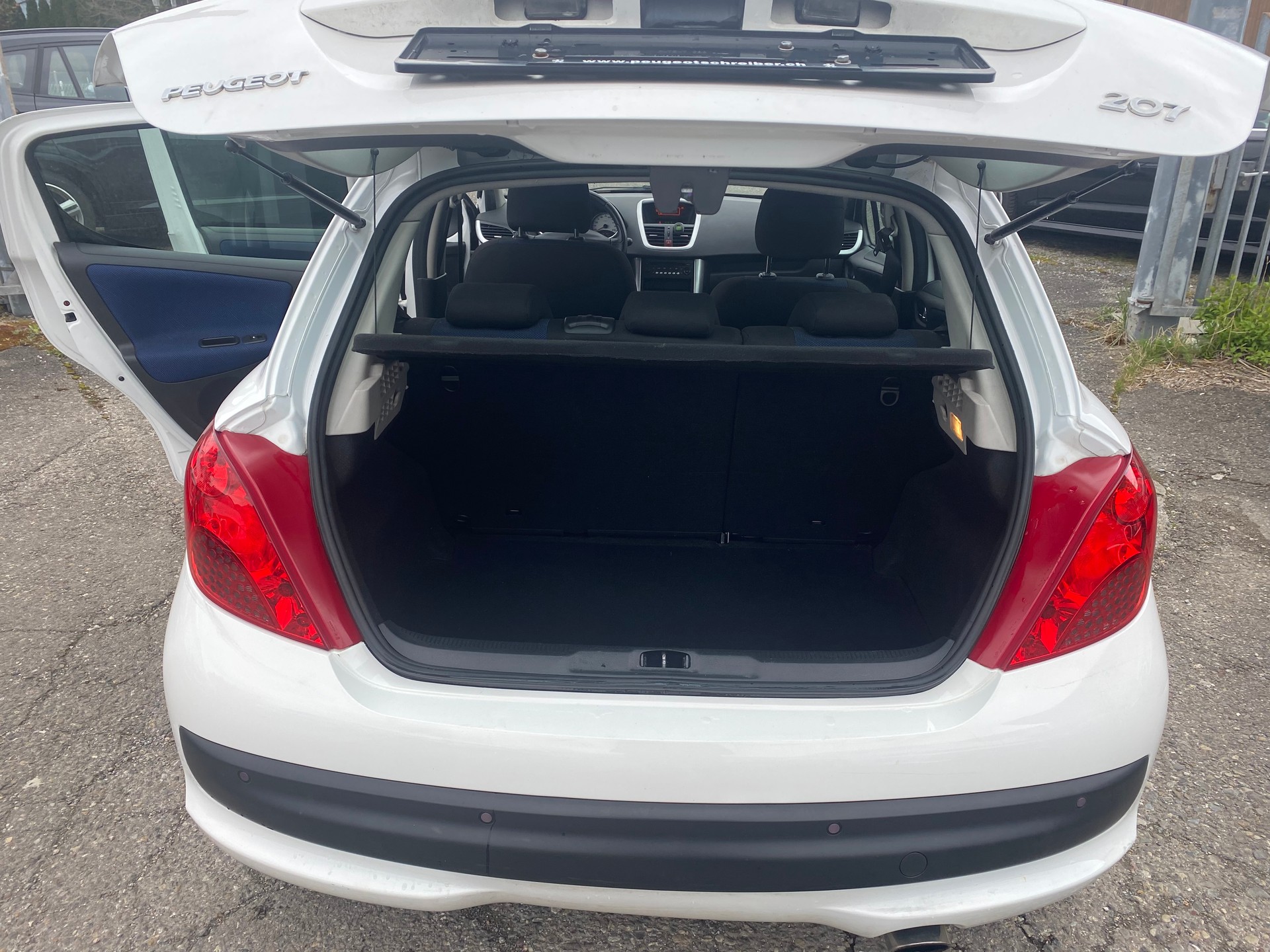 PEUGEOT 207 1.6 16V XT Premium Automatic-image-9