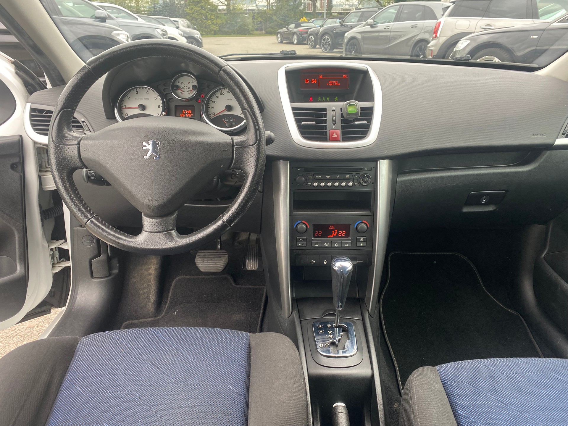 PEUGEOT 207 1.6 16V XT Premium Automatic-image-6