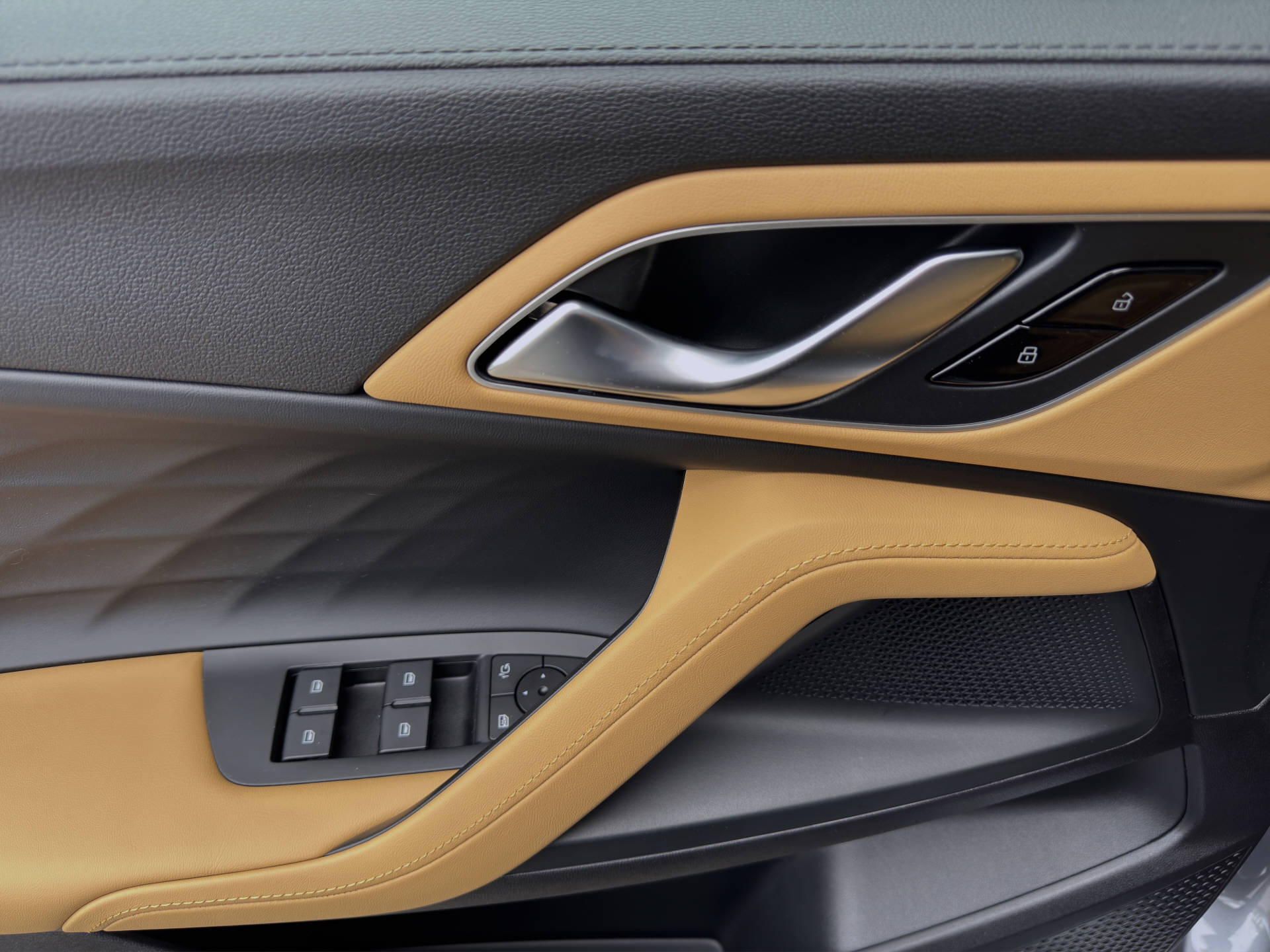 MG HS 1.5 PHEV Luxury-image-12