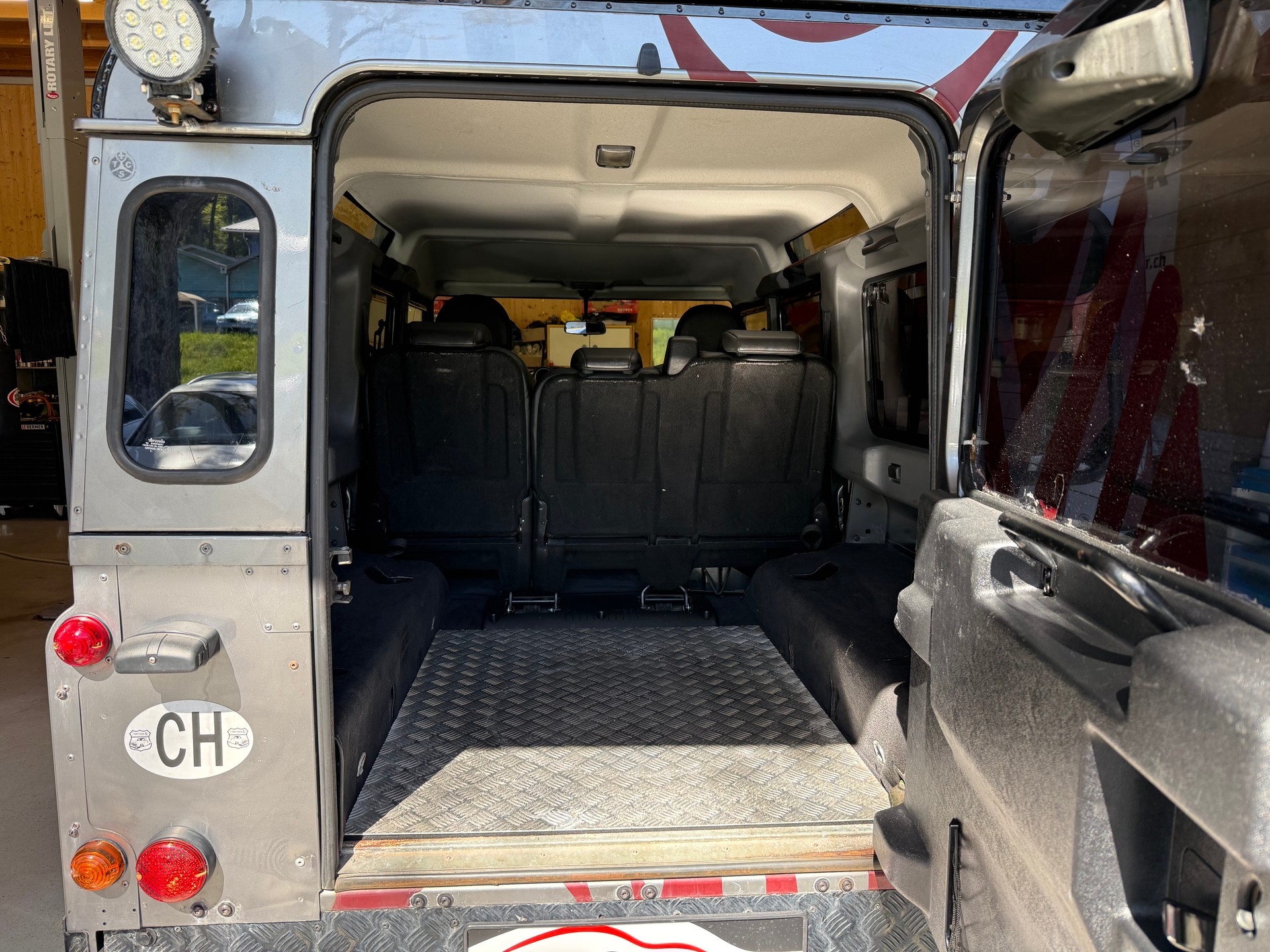 LAND ROVER Defender 110 SW 2.4Tdc-image-11