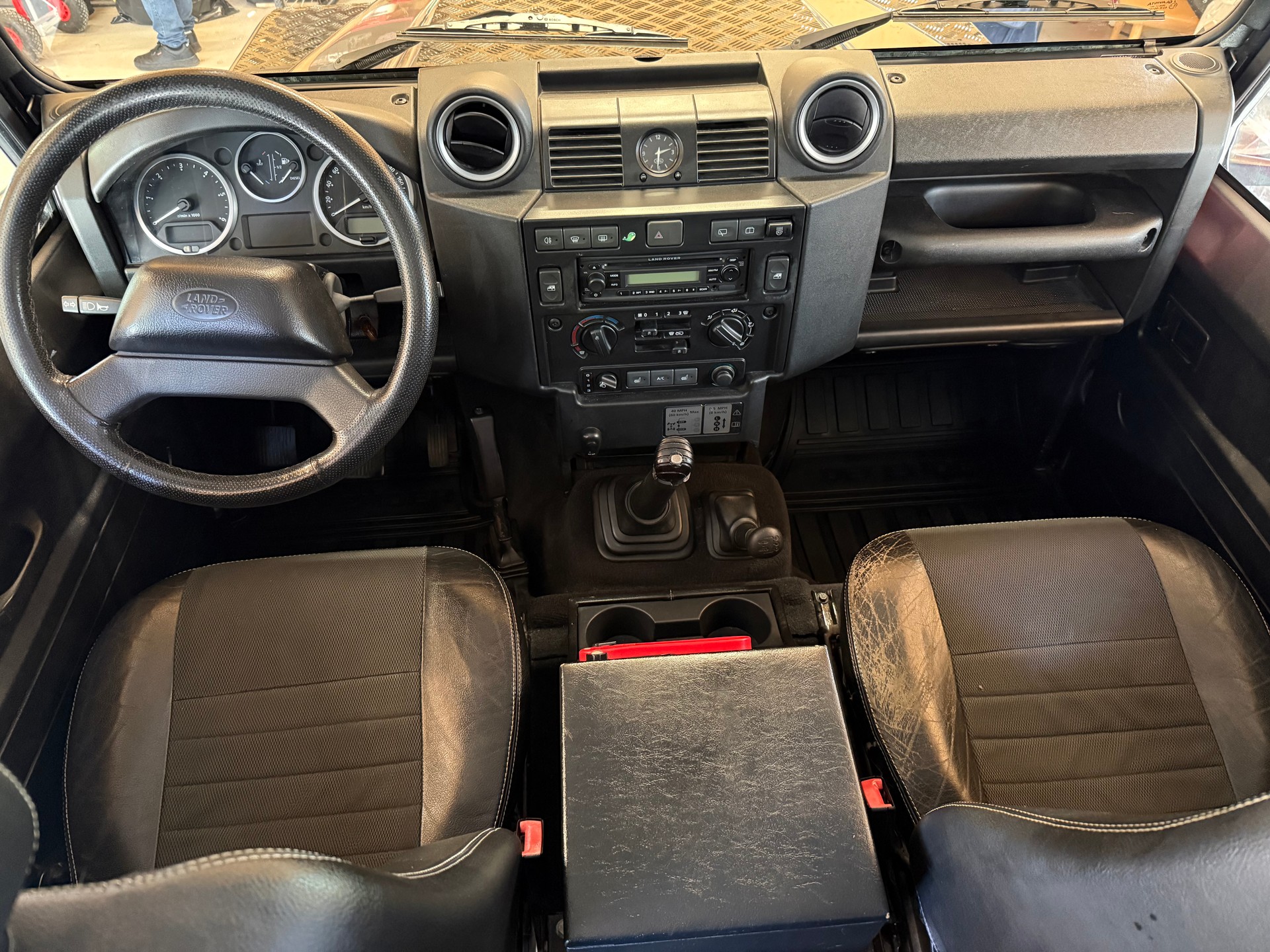 LAND ROVER Defender 110 SW 2.4Tdc-image-8