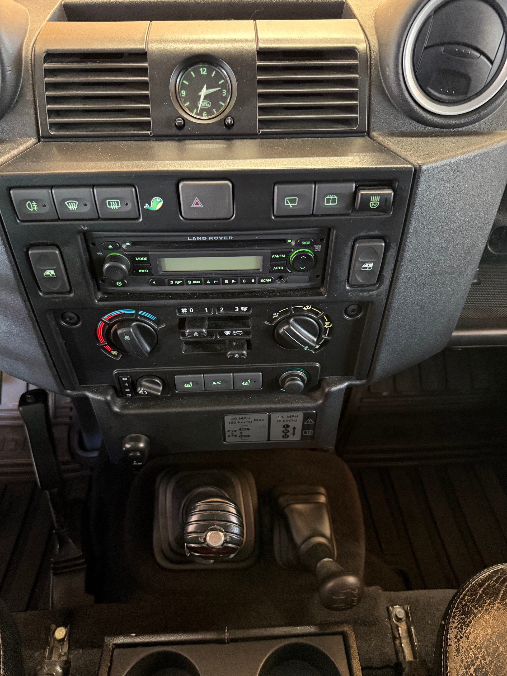 LAND ROVER Defender 110 SW 2.4Tdc-image-9