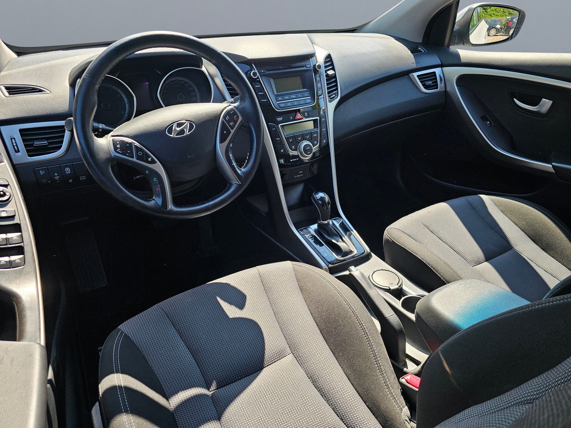 HYUNDAI i30 1.6 GDI Amplia Automatic DCT-image-6