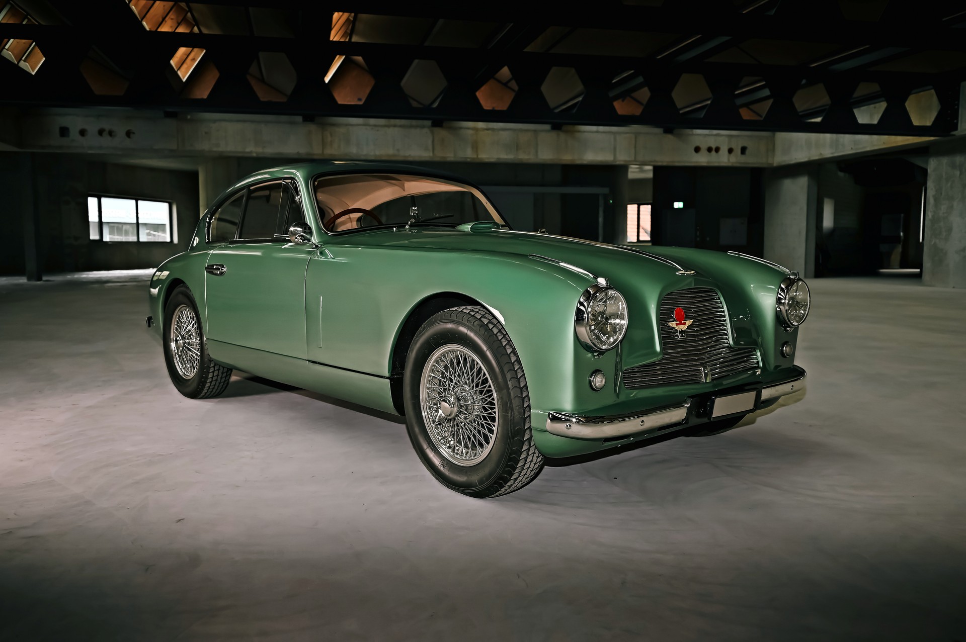 ASTON MARTIN DB2/4-image-1