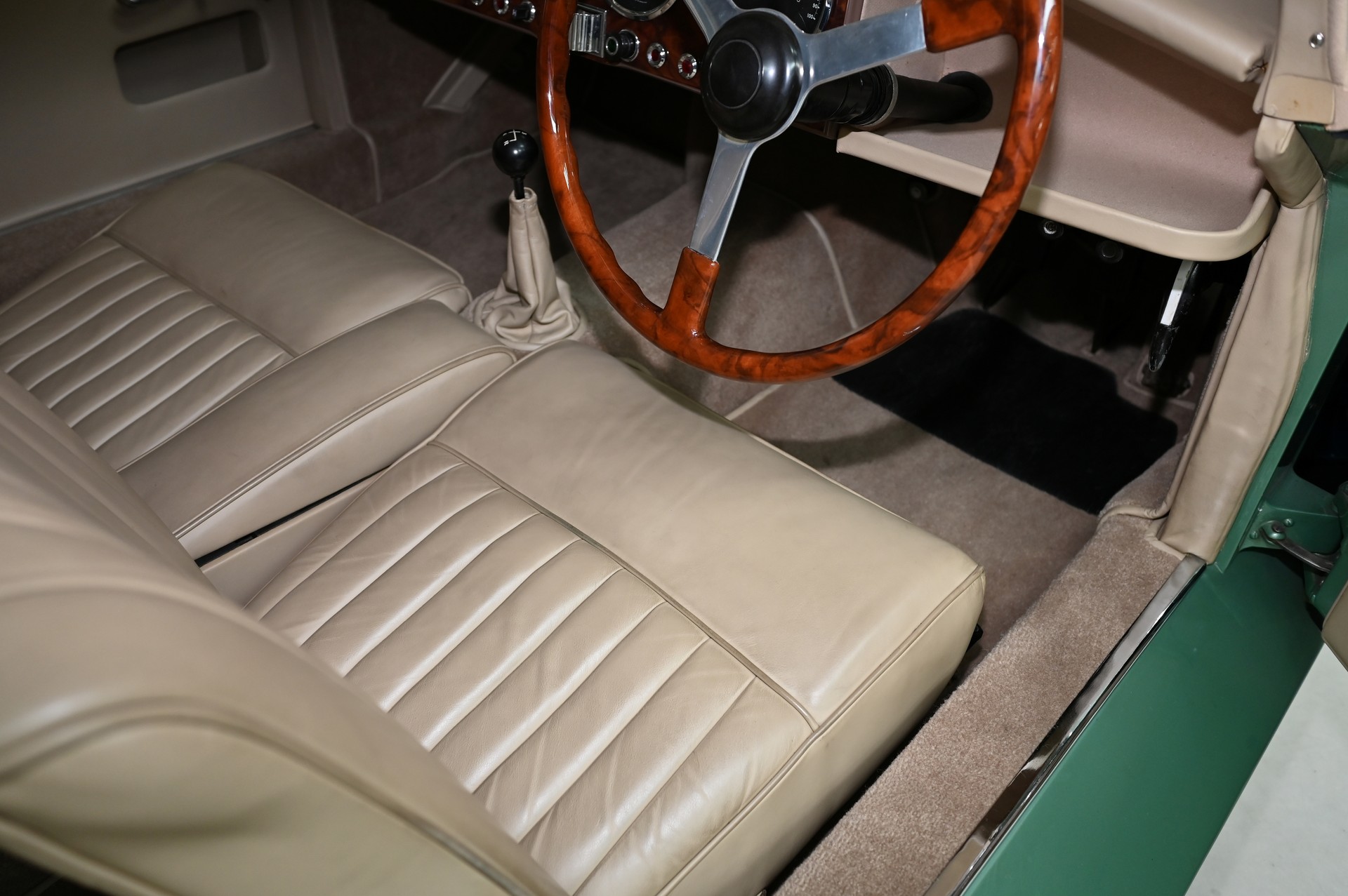ASTON MARTIN DB2/4-image-11