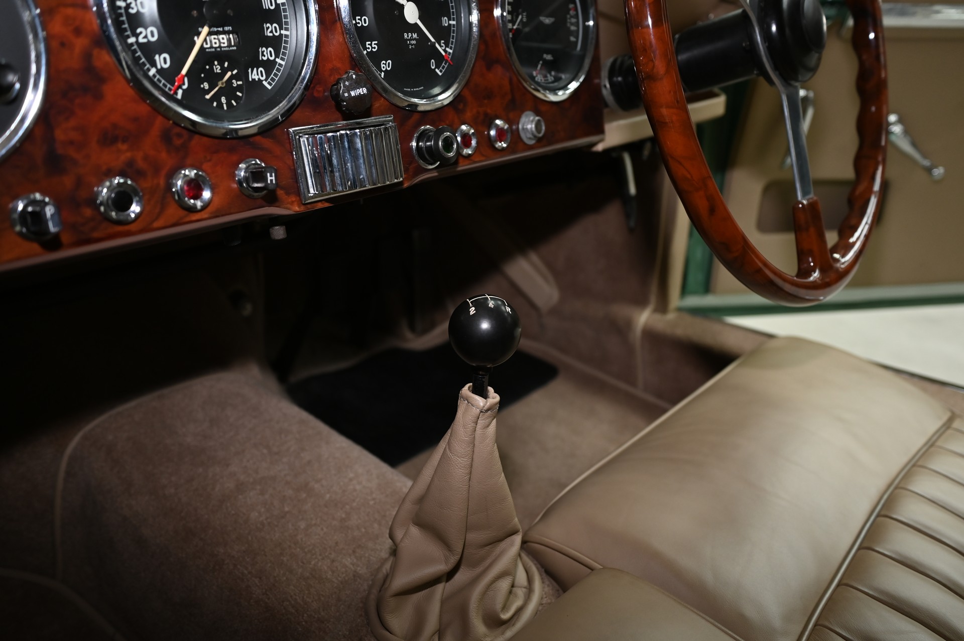 ASTON MARTIN DB2/4-image-8
