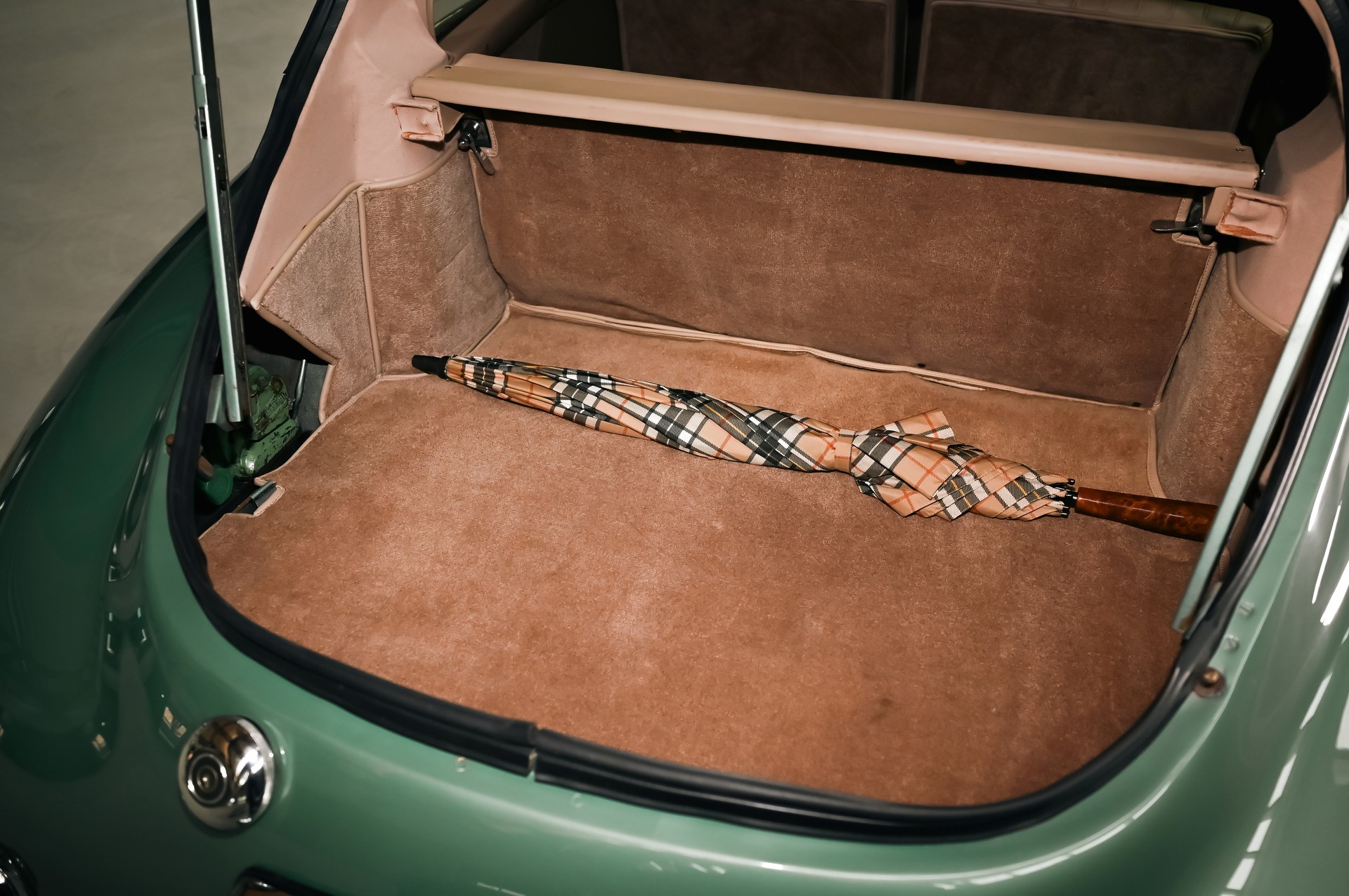 ASTON MARTIN DB2/4-image-13