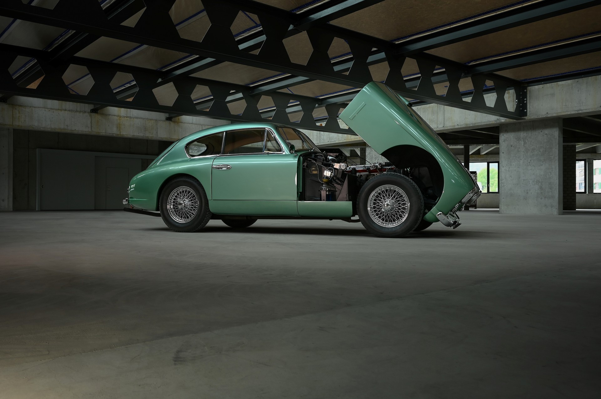 ASTON MARTIN DB2/4-image-3