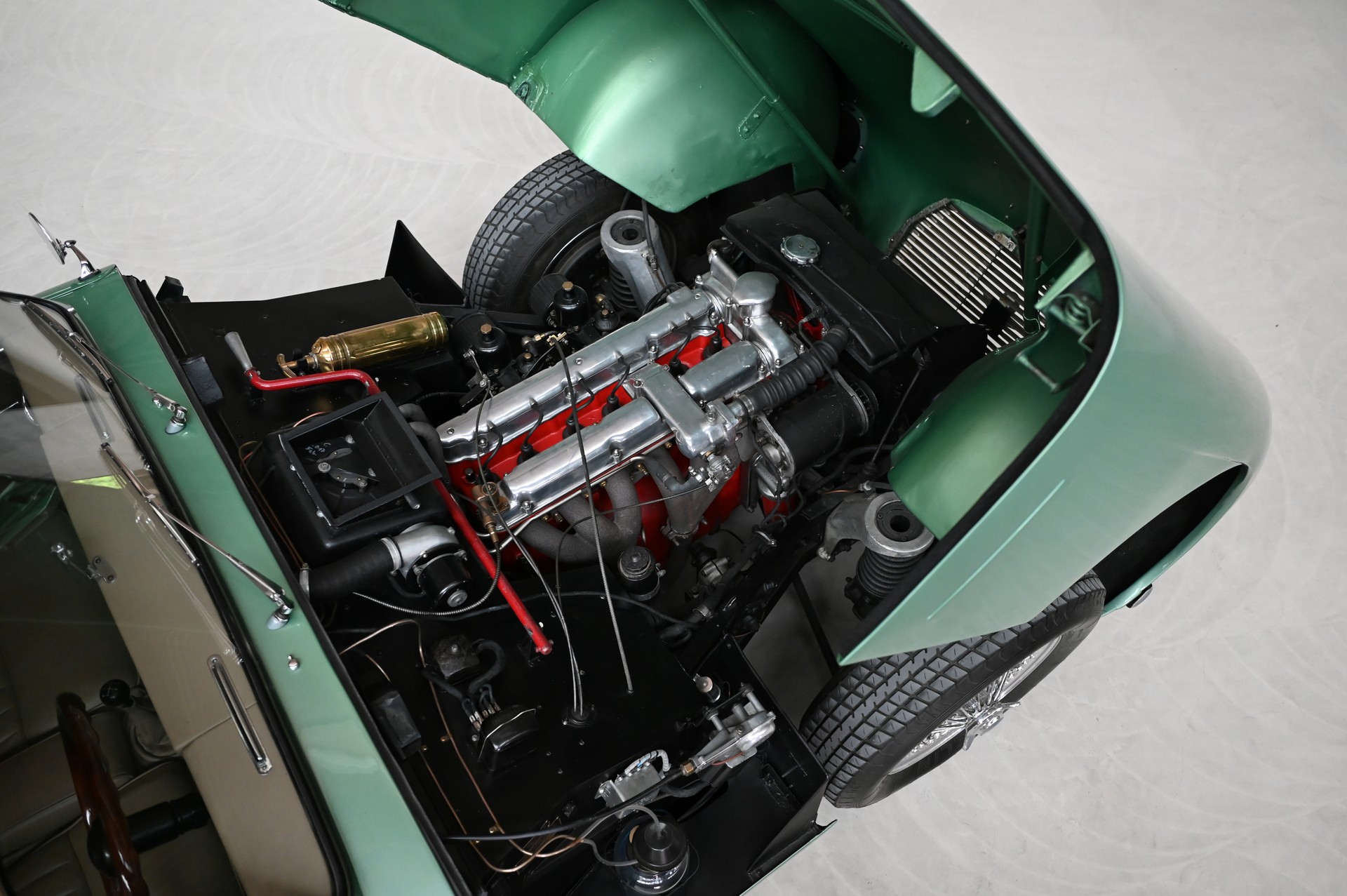 ASTON MARTIN DB2/4-image-4