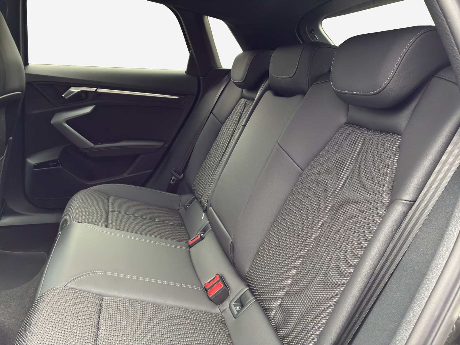 AUDI A3 Sportback TFSI 150 kW quattro S line S tronic-image-11
