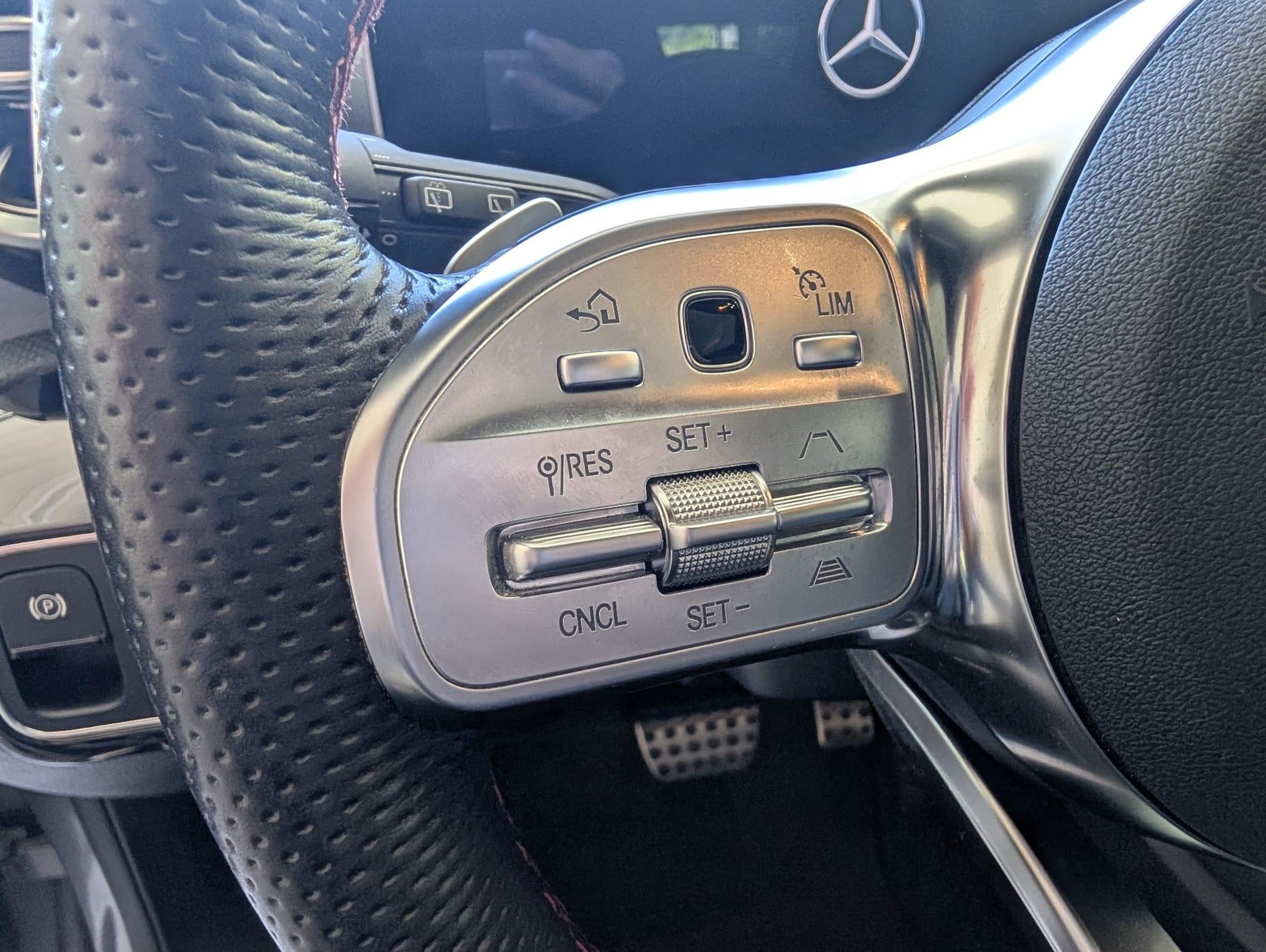 MERCEDES-BENZ A 250 AMG Line-image-10