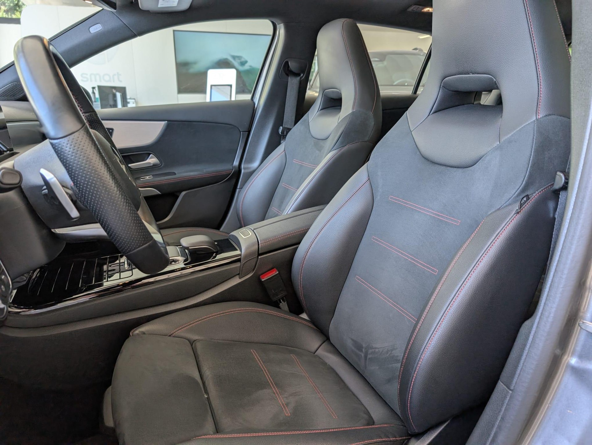 MERCEDES-BENZ A 250 AMG Line-image-13