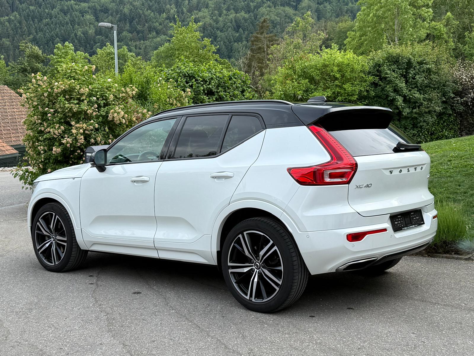 VOLVO XC40 D4 AWD R-Design Geartronic-image-3